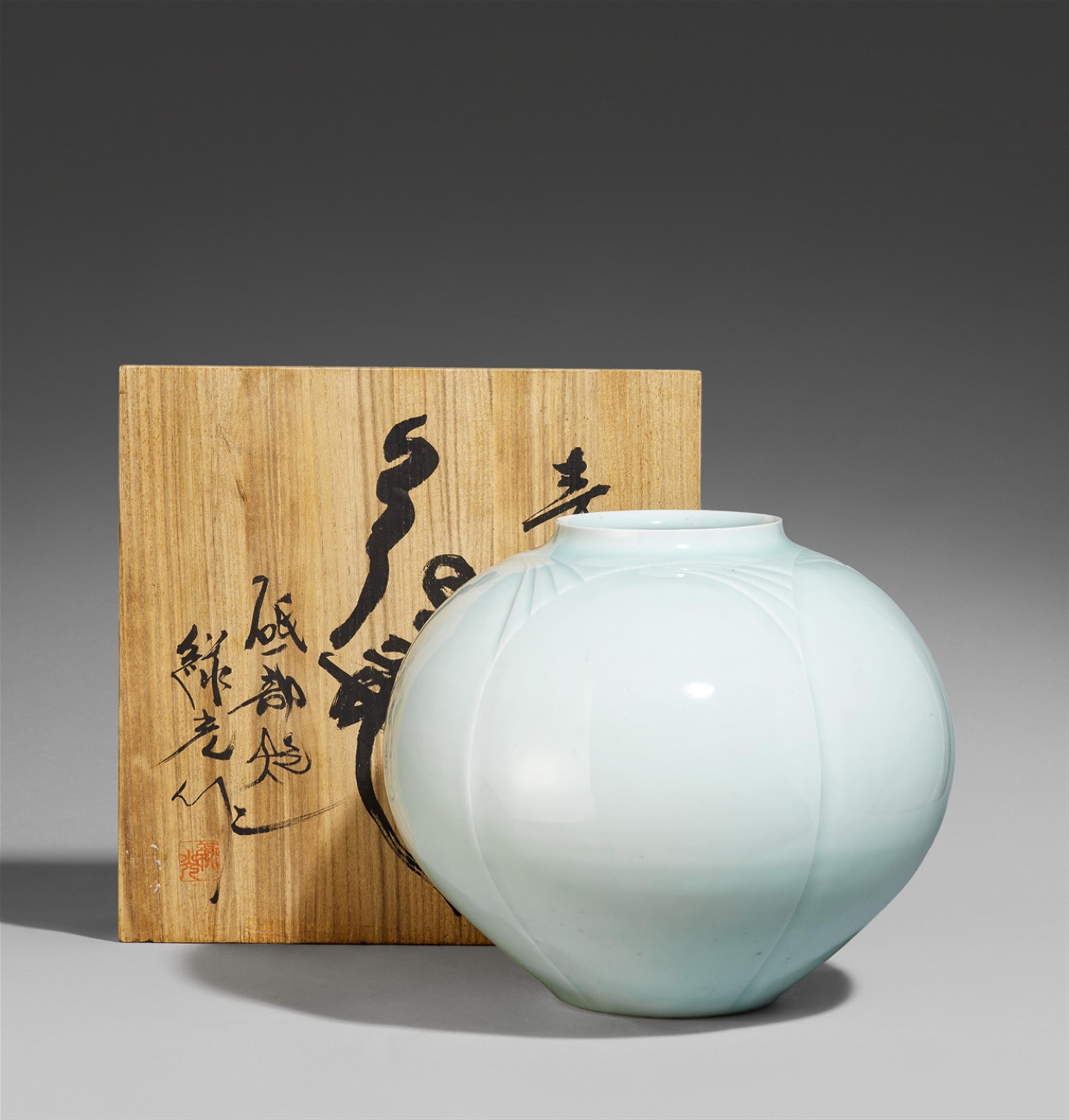 A large Tobe seladon vase by Kameda Rokkô (born 1951). Late 20th century - image-1