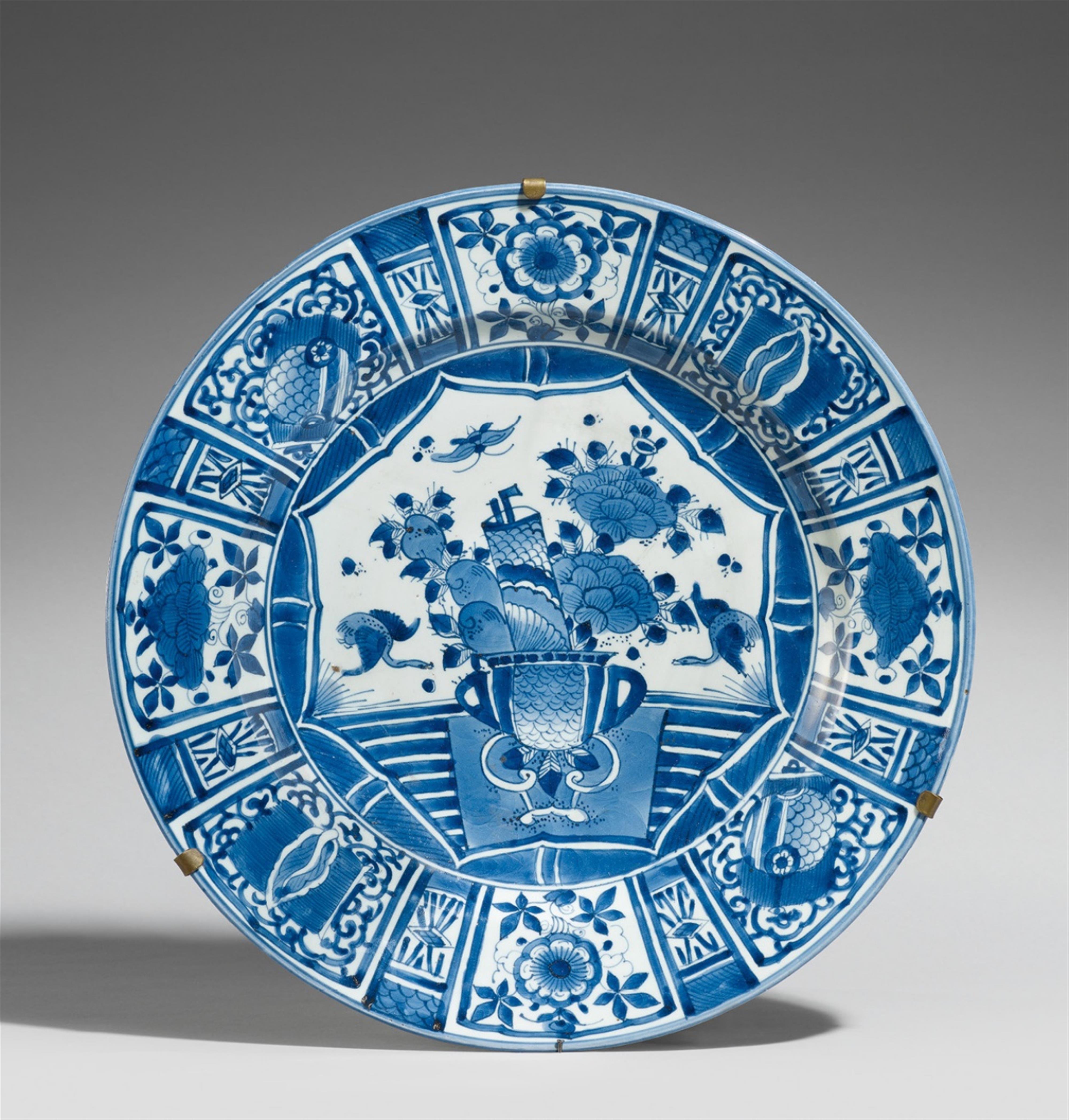 A large Arita blue-and-white charger. Late 17th century - image-1