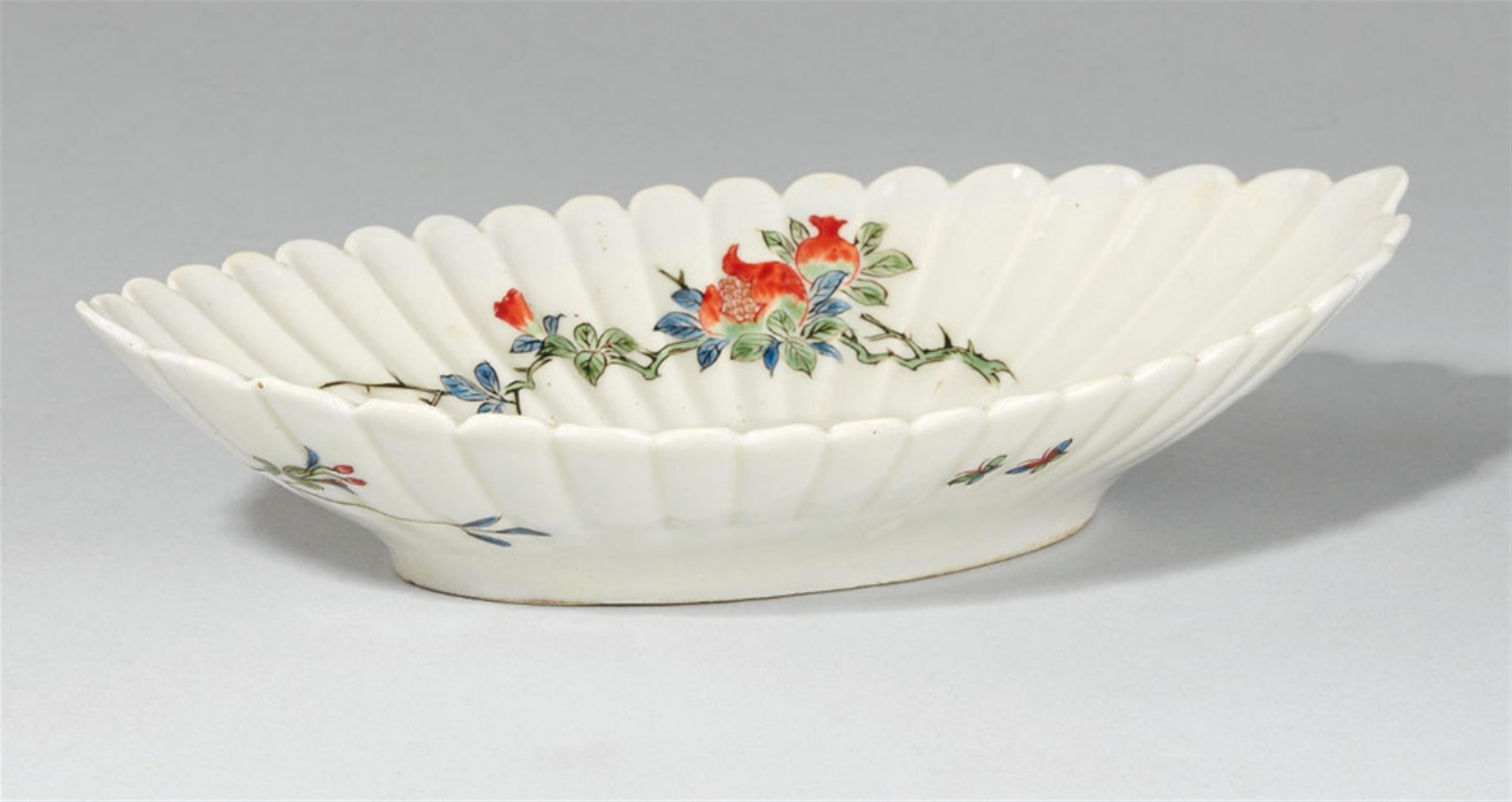 An elliptical Kakienmon dish. Arita. 18th/19th century - image-1