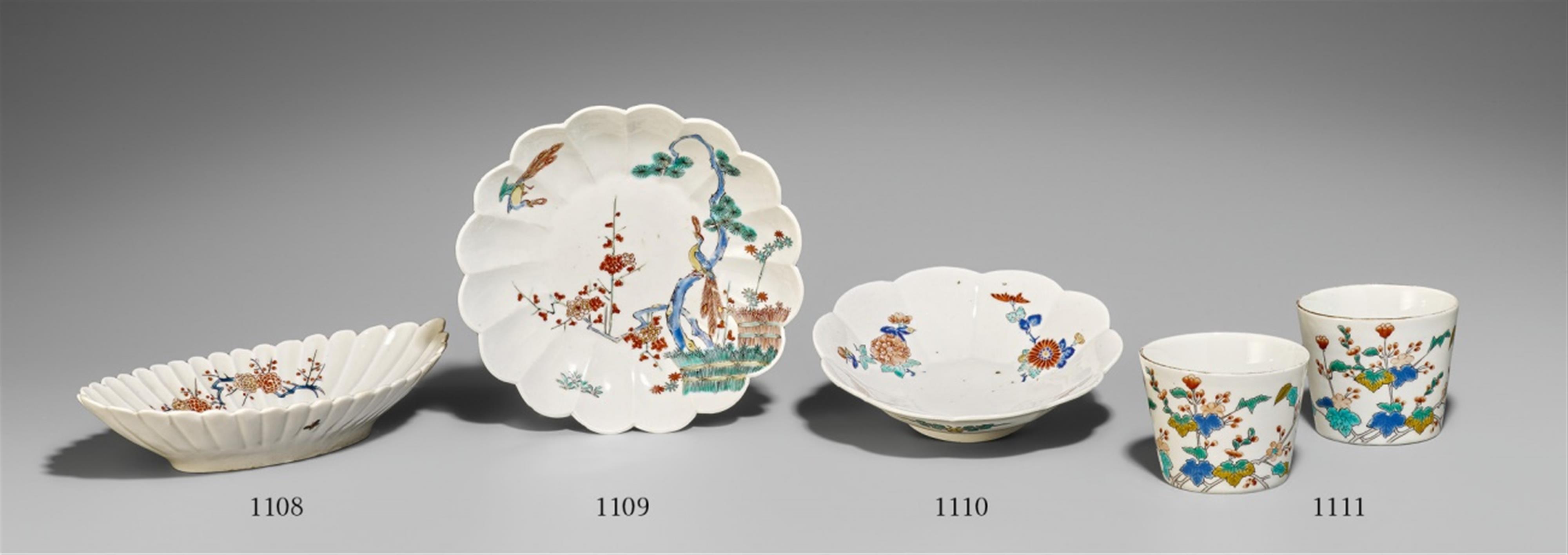 A small blossom-shaped Kakiemon bowl. Arita. 18th century - image-1