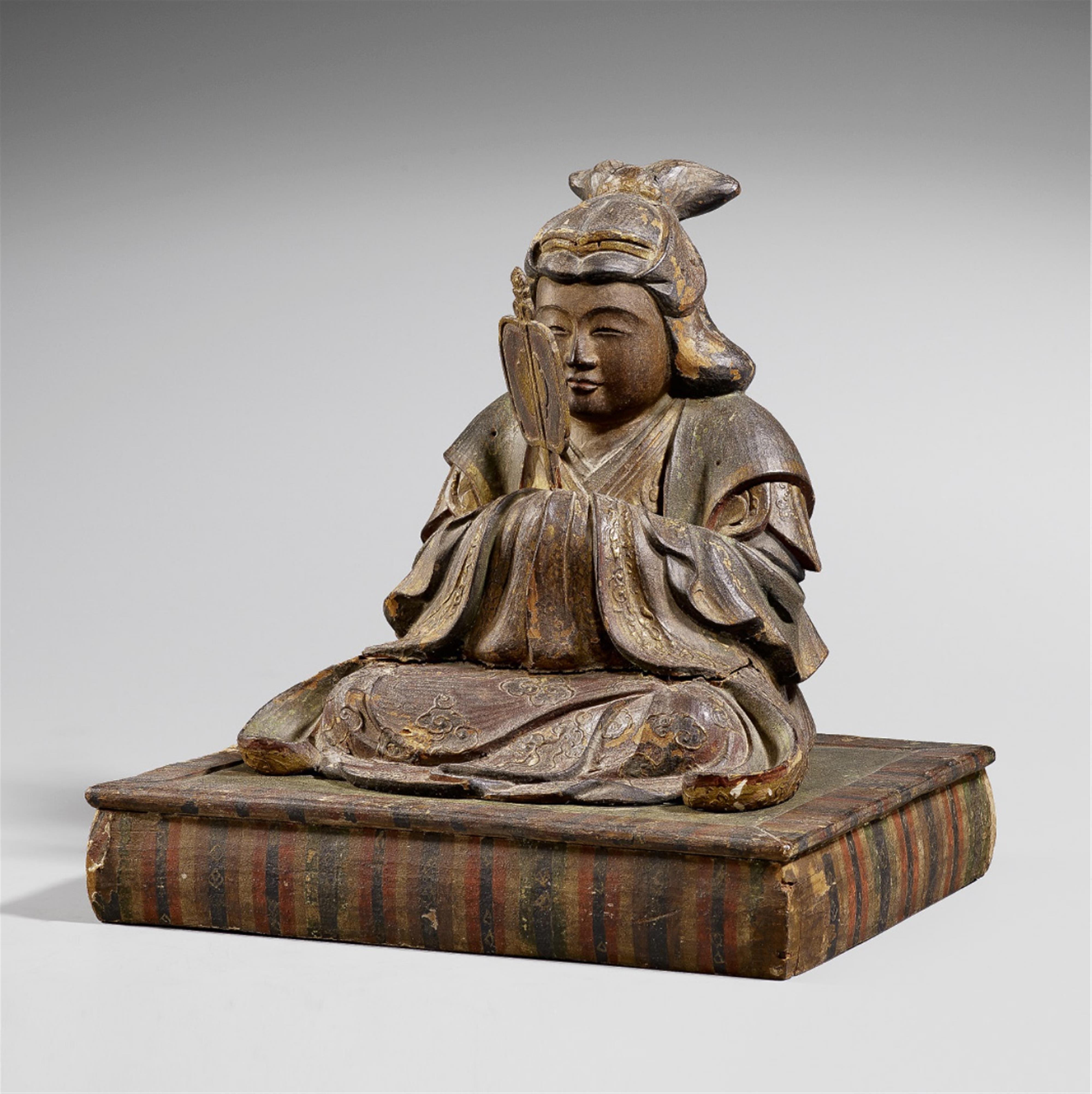 A wood figure of a female Shintô deity. 17th/18th century - image-1