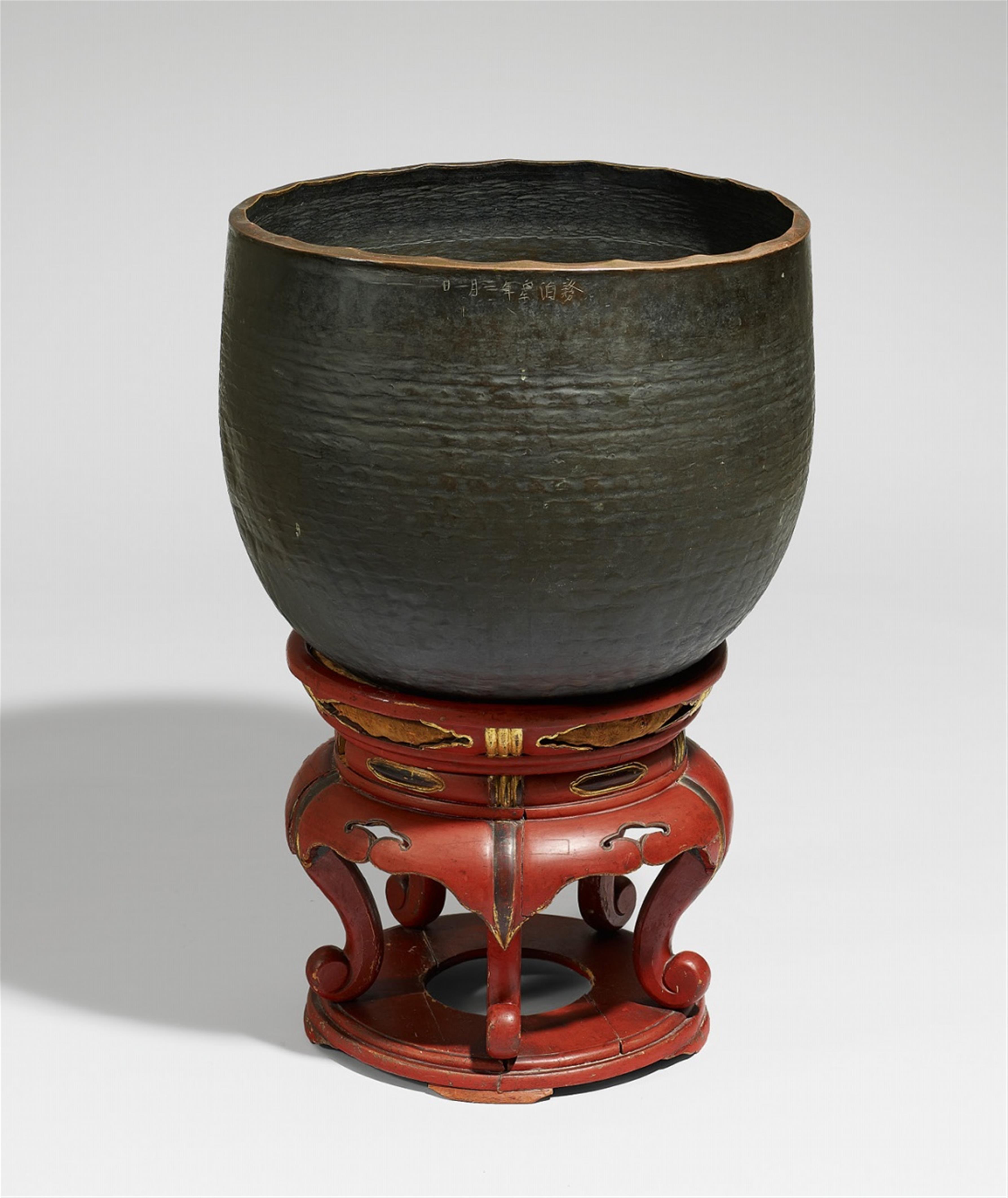 Großer Gong aus Bronze auf rot lackiertem Holzständer. 19. Jh. - image-1