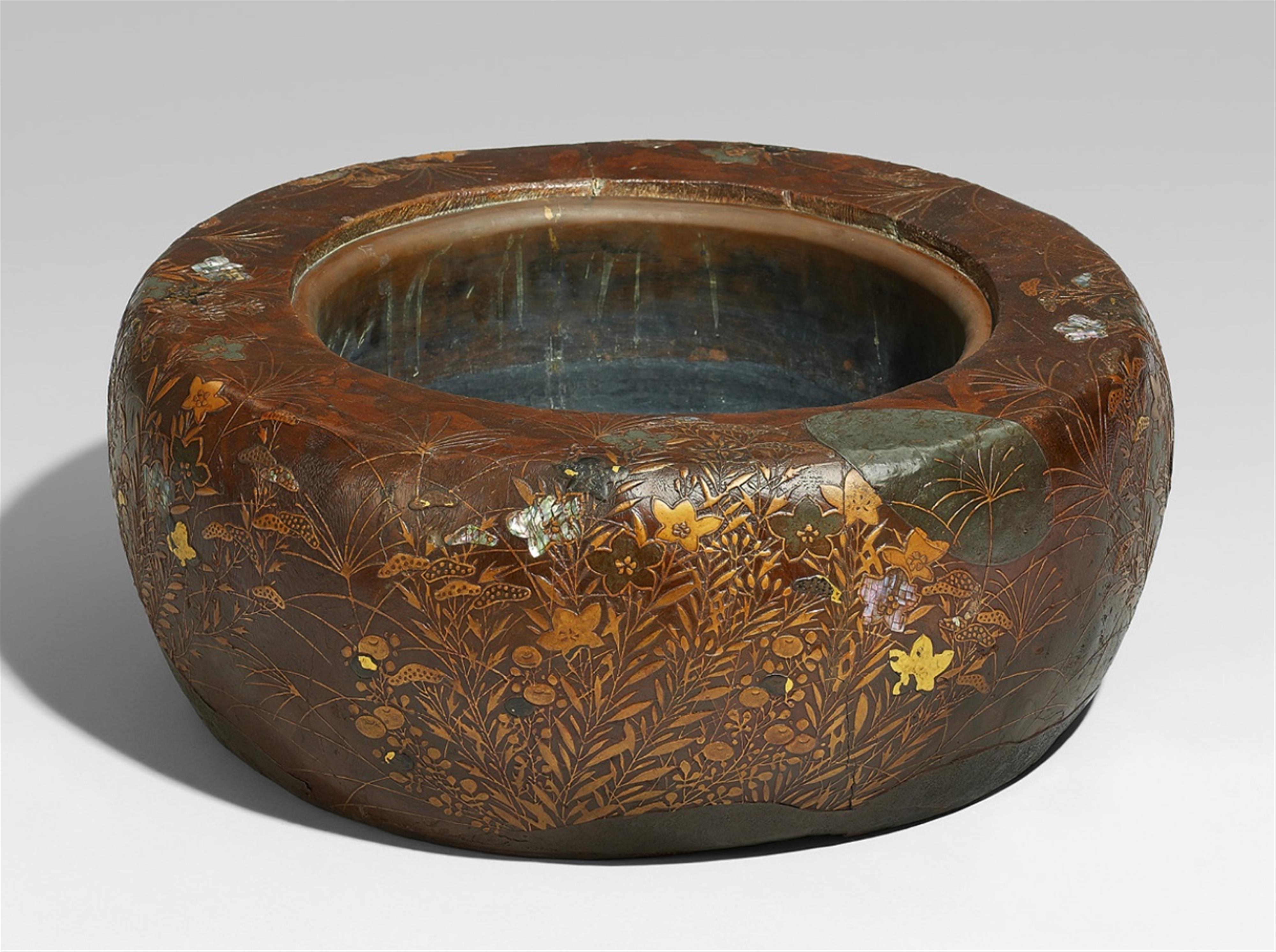 A large kiri wood and lacquer hibachi. Second half 19th century - image-1