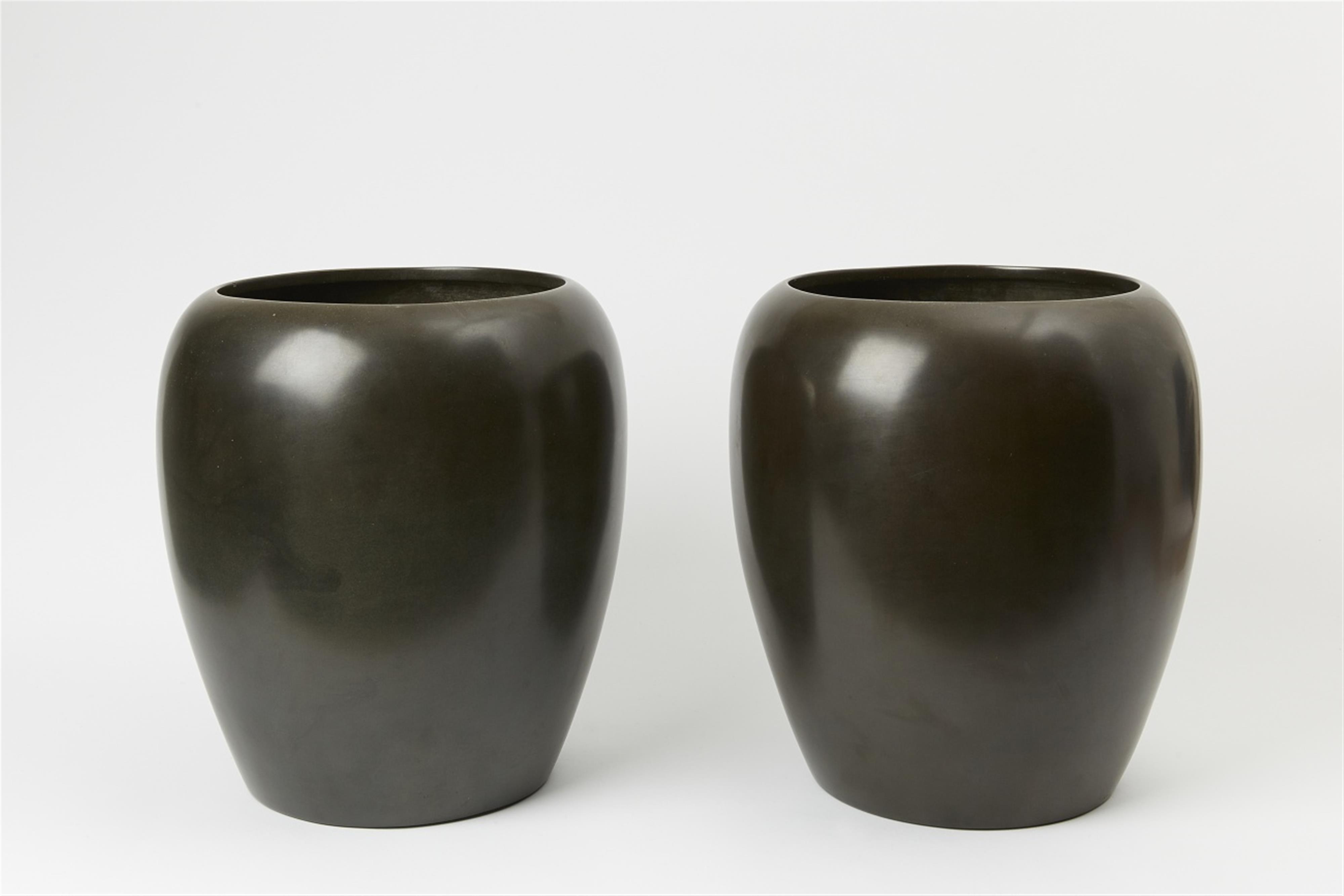 A pair of bronze hibachi. 20th century - image-1