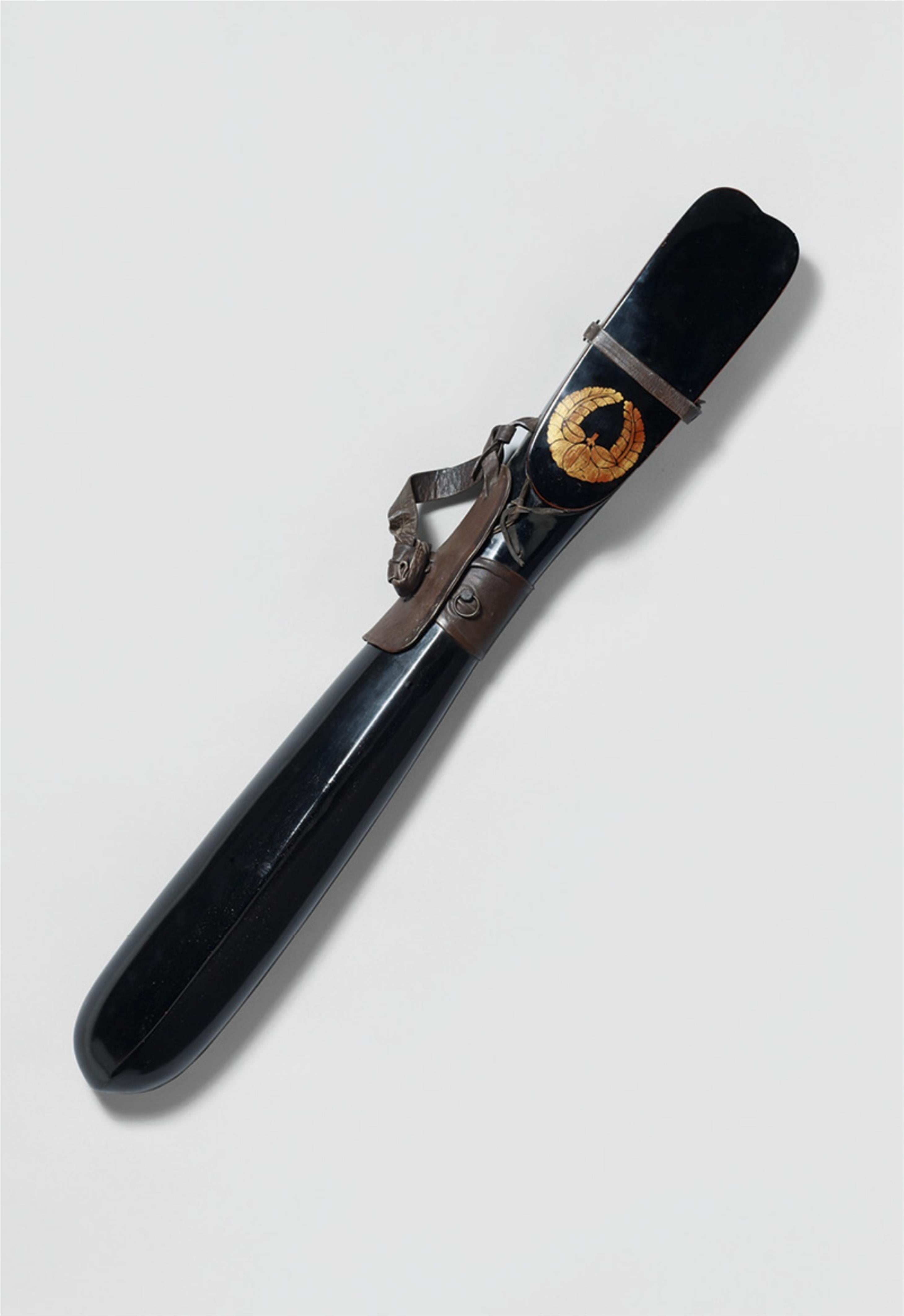 A black lacquer quiver (utsubo) with five arrows. 19th century - image-1