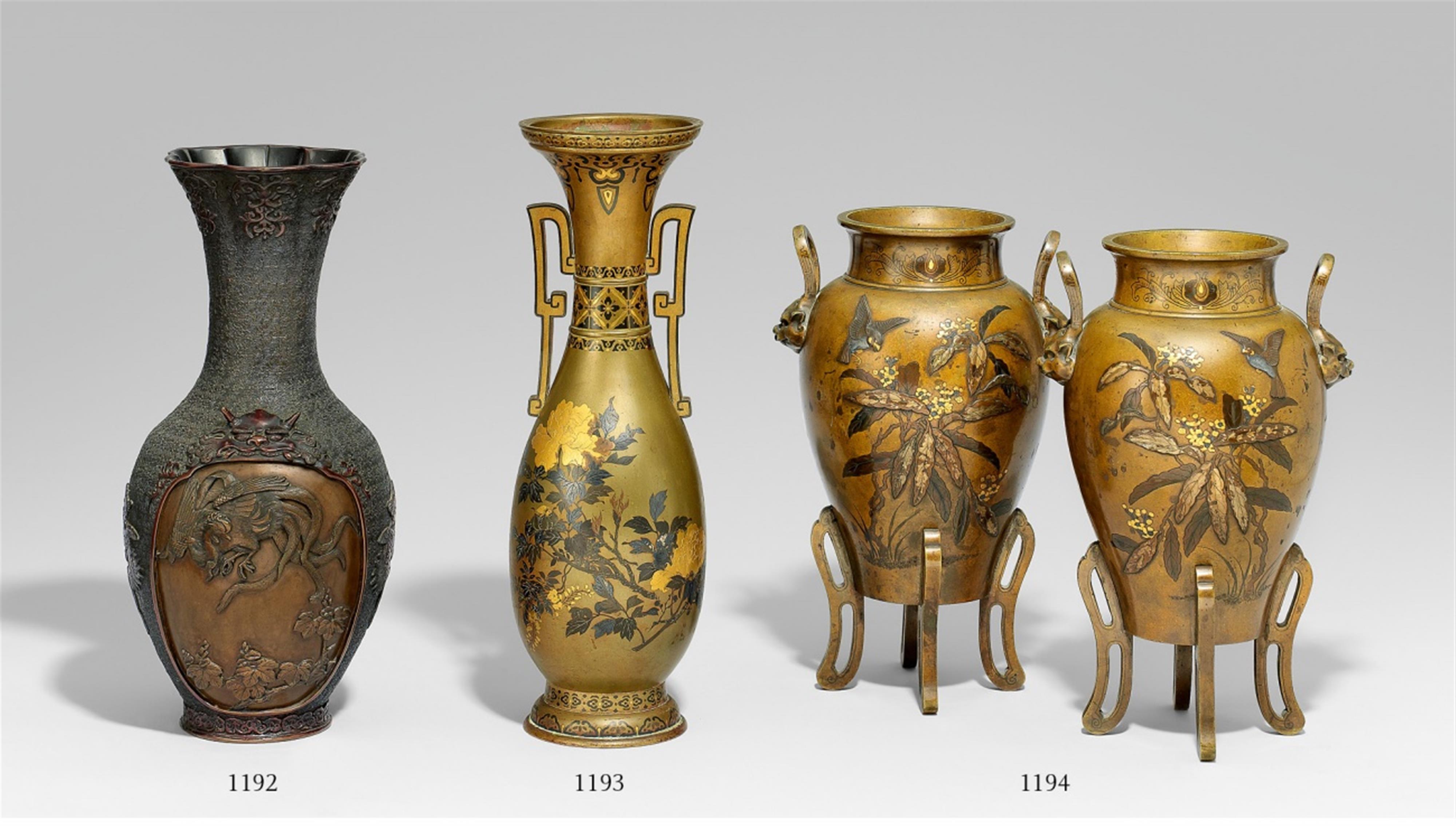 A pair of yellow bronze vases. Late 19th century - image-1