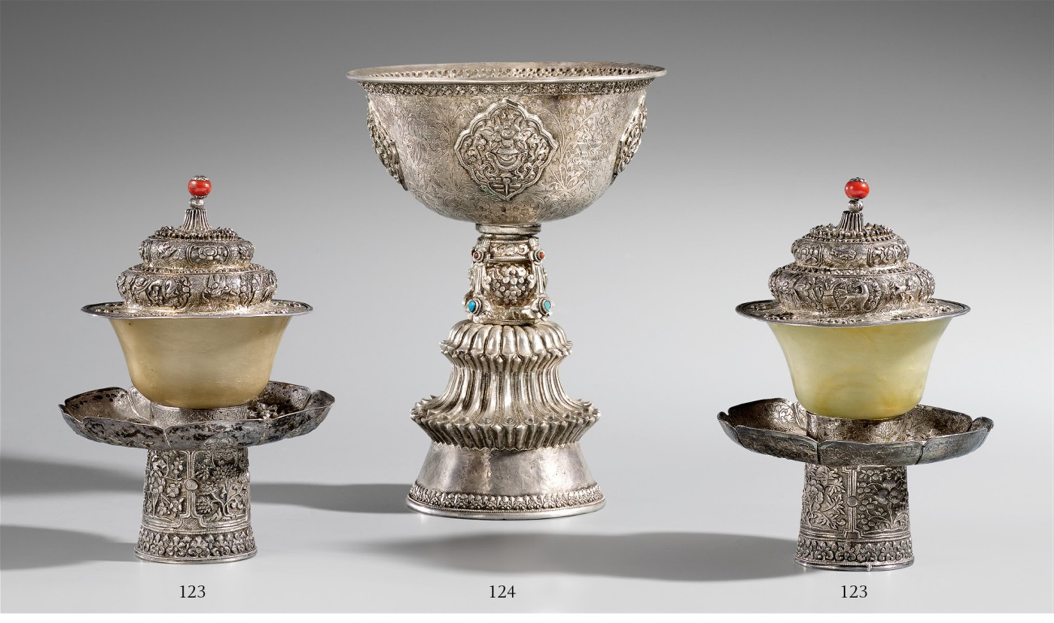 A pair of Tibetan yellow-greenish jade teacups and silver stand and lid. 18th/19th century - image-1