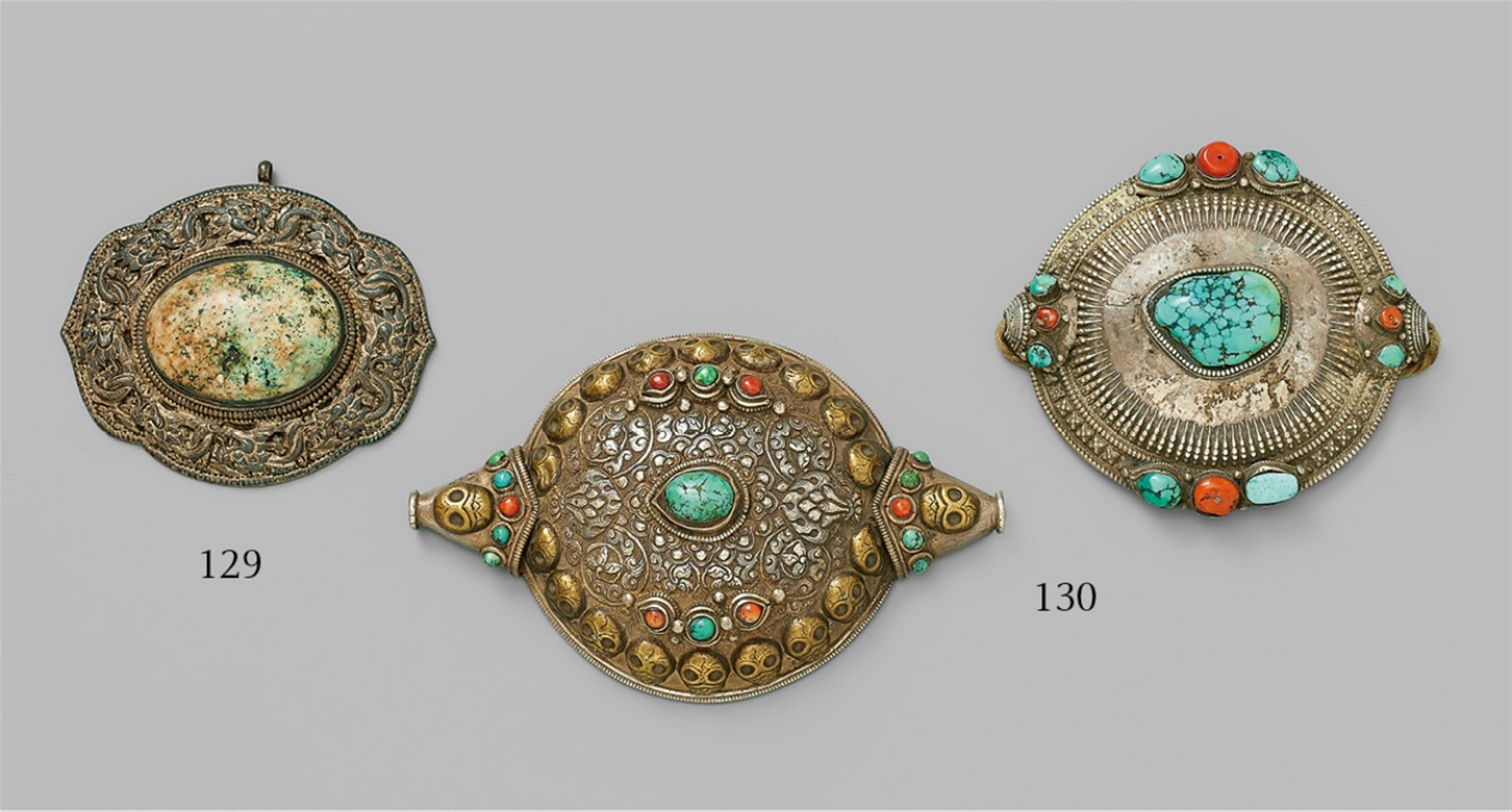 A Tibetan silver amulett - image-1