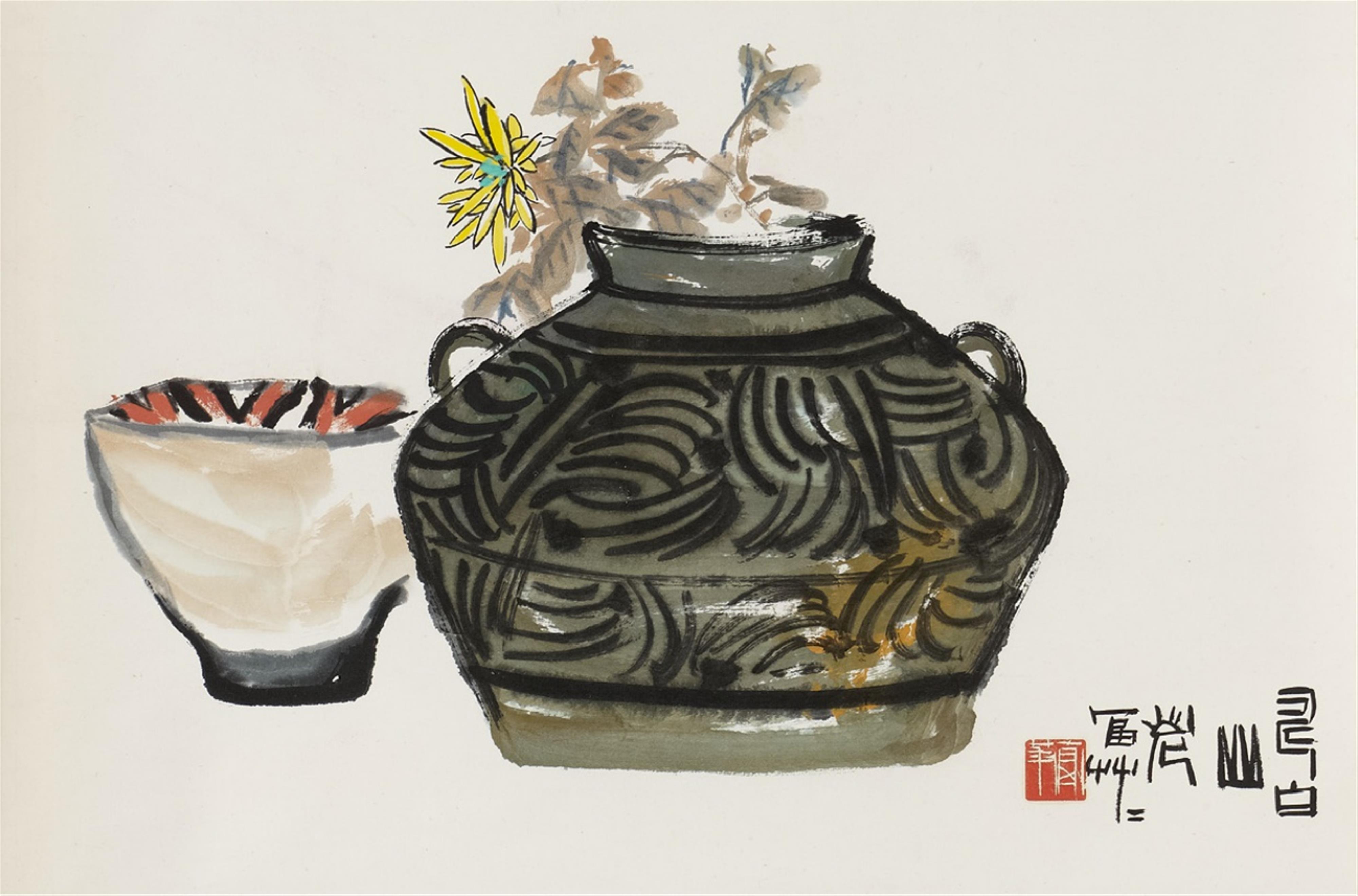 Fu Hua - Kugeliger Topf mit Chrysanthemenblütenzweigen und Teeschale. Hängerolle. Tusche und Farben auf Papier. Aufschrift, sign.: Fu Hua und Siegel: Fu Hua. - image-1