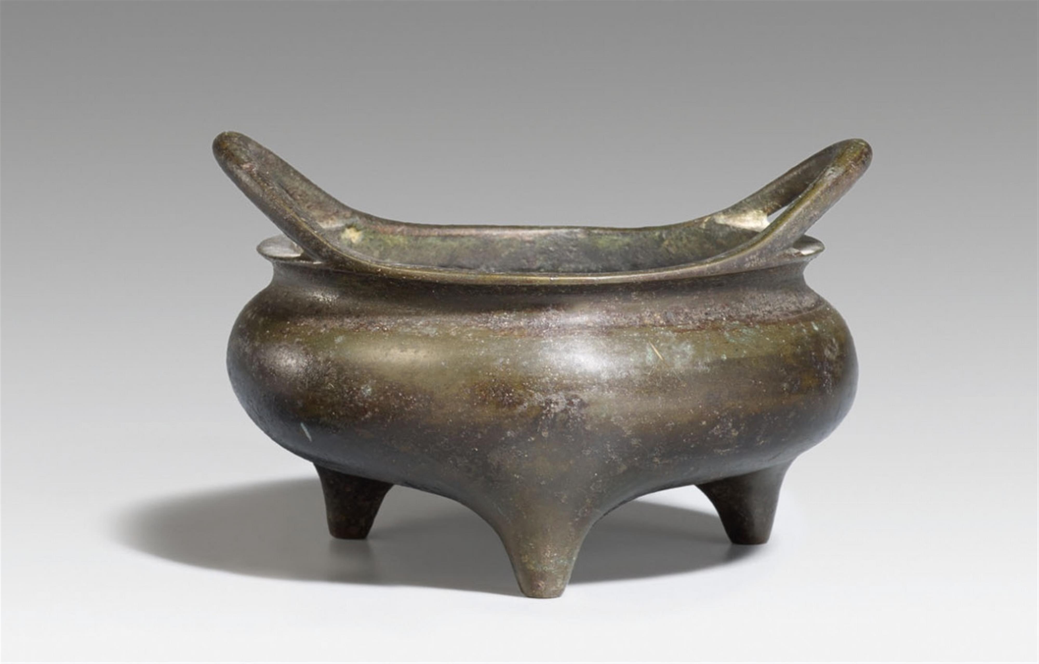 A bronze tripod censer. 17th/18th century - image-2