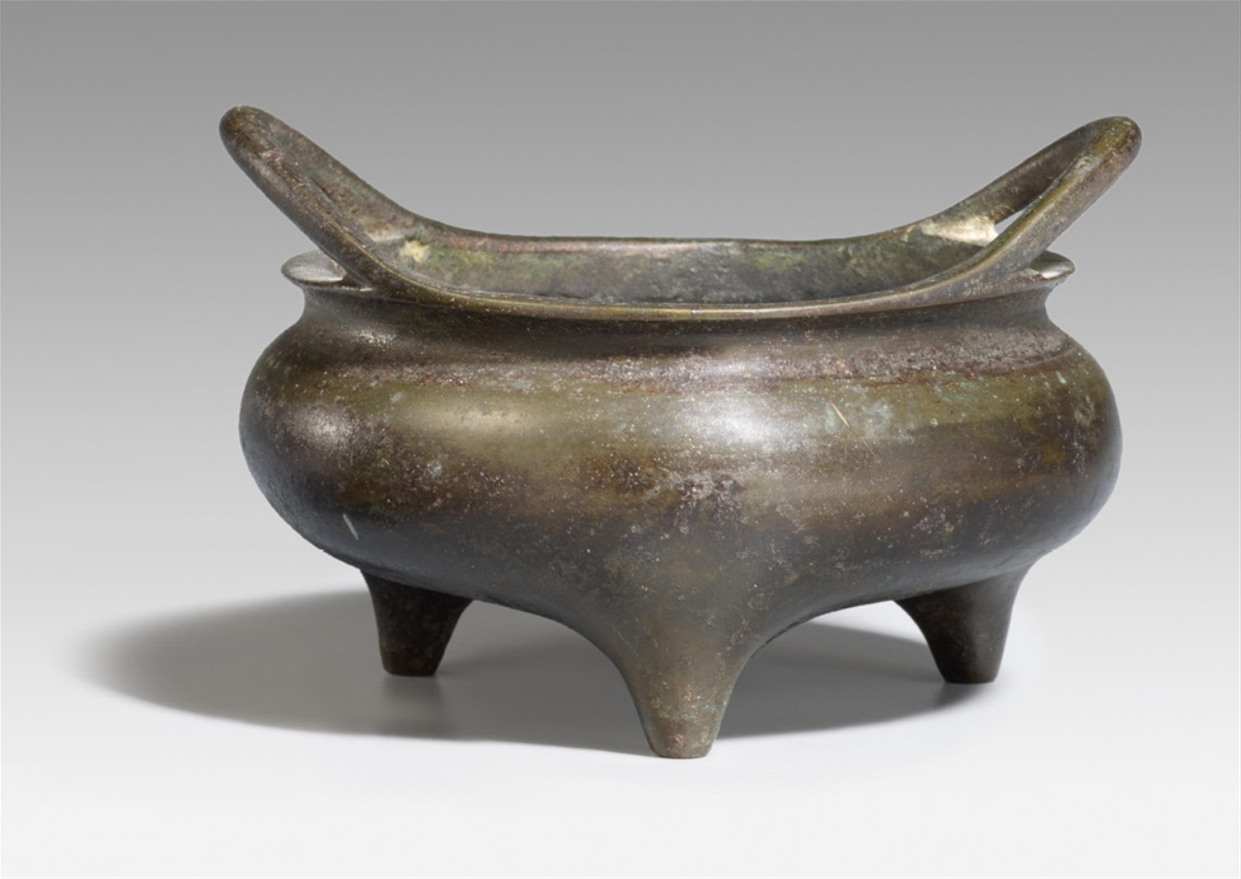 A bronze tripod censer. 17th/18th century - image-1