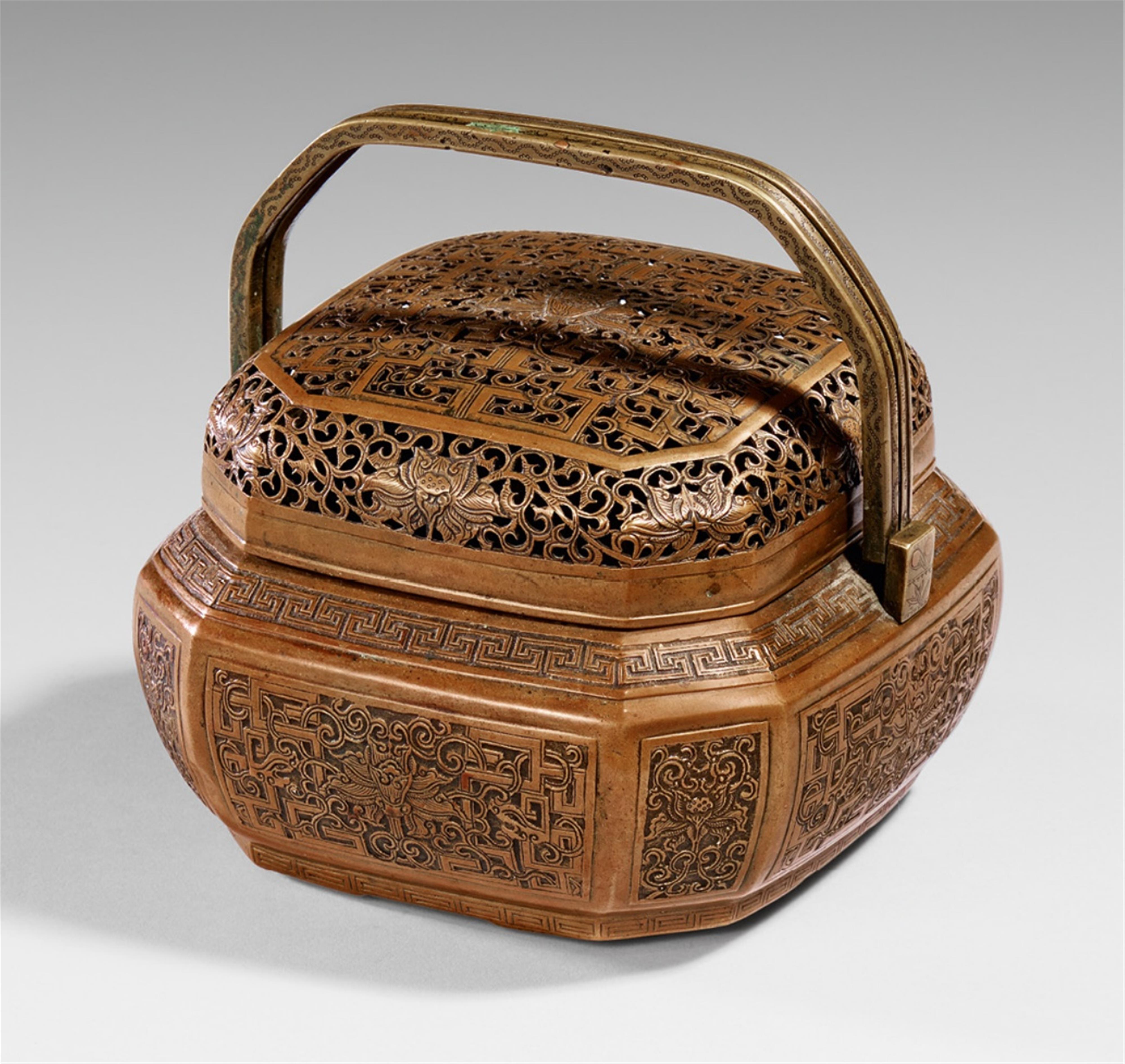 A copper handwarmer. Qing dynasty - image-1