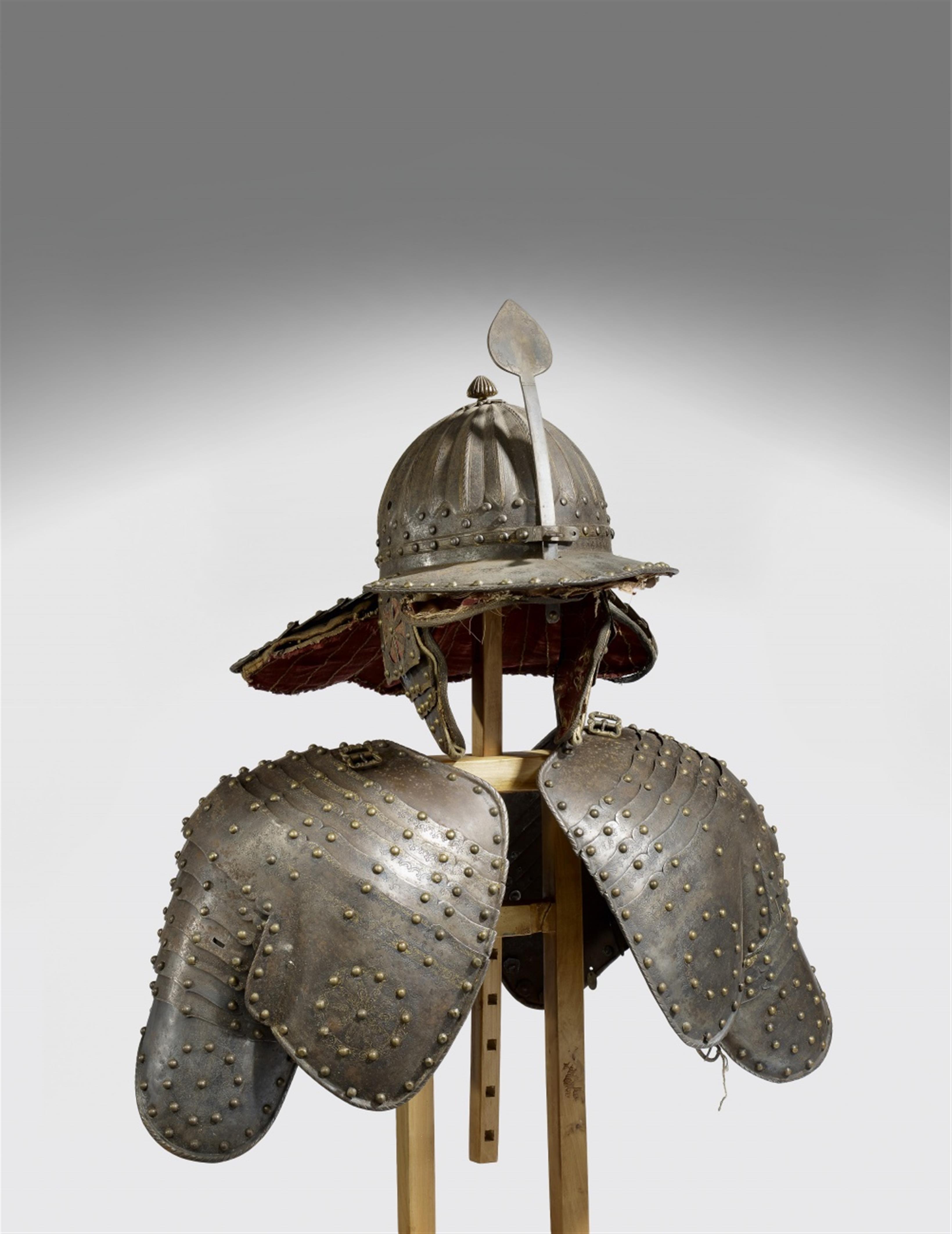 Helm und Teile einer Rüstung. Eisen und Gelbmetall. Wohl West-China. Wohl 19. Jh. - image-1