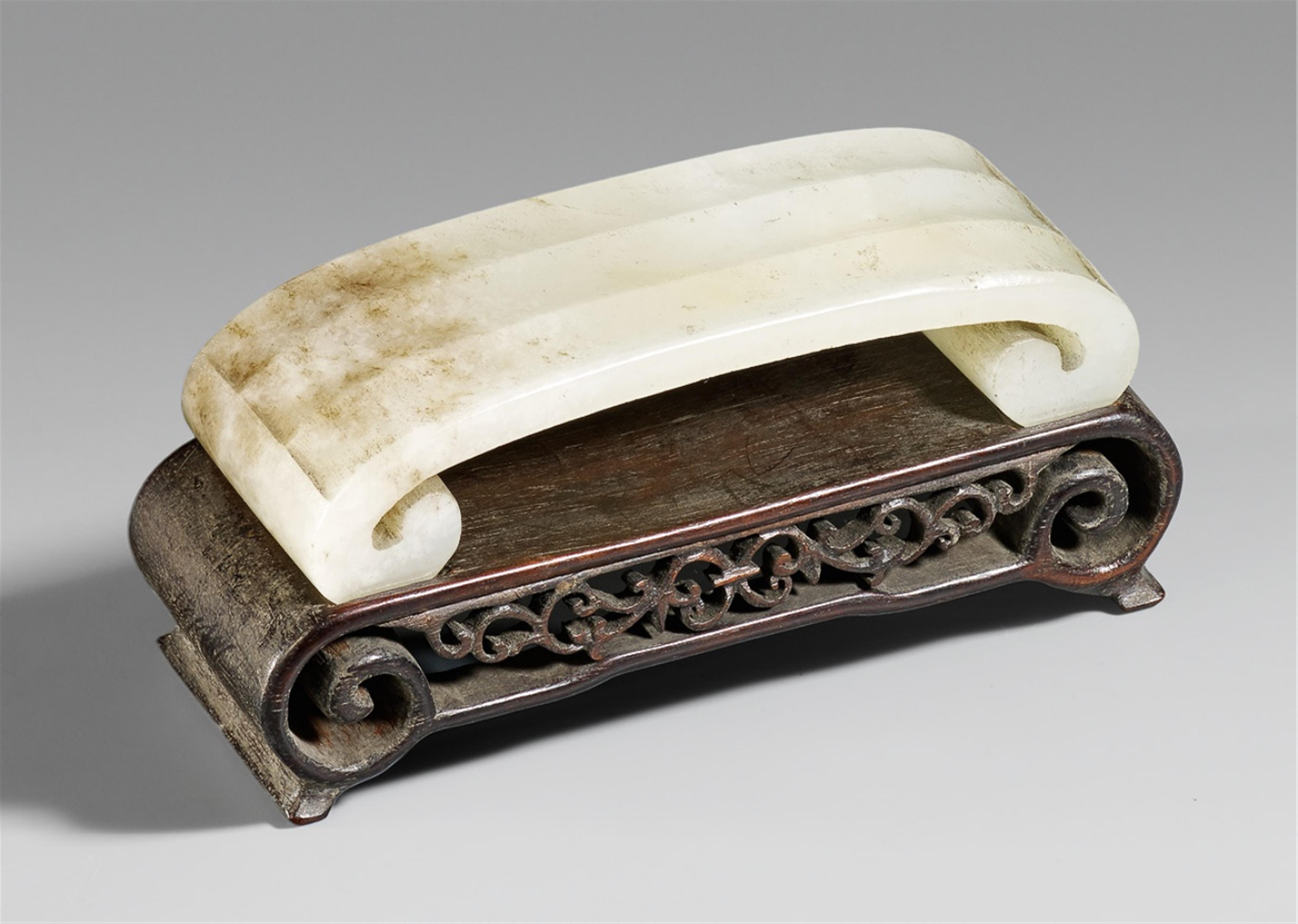 A jade brush rest. Qing Dynasty - image-1