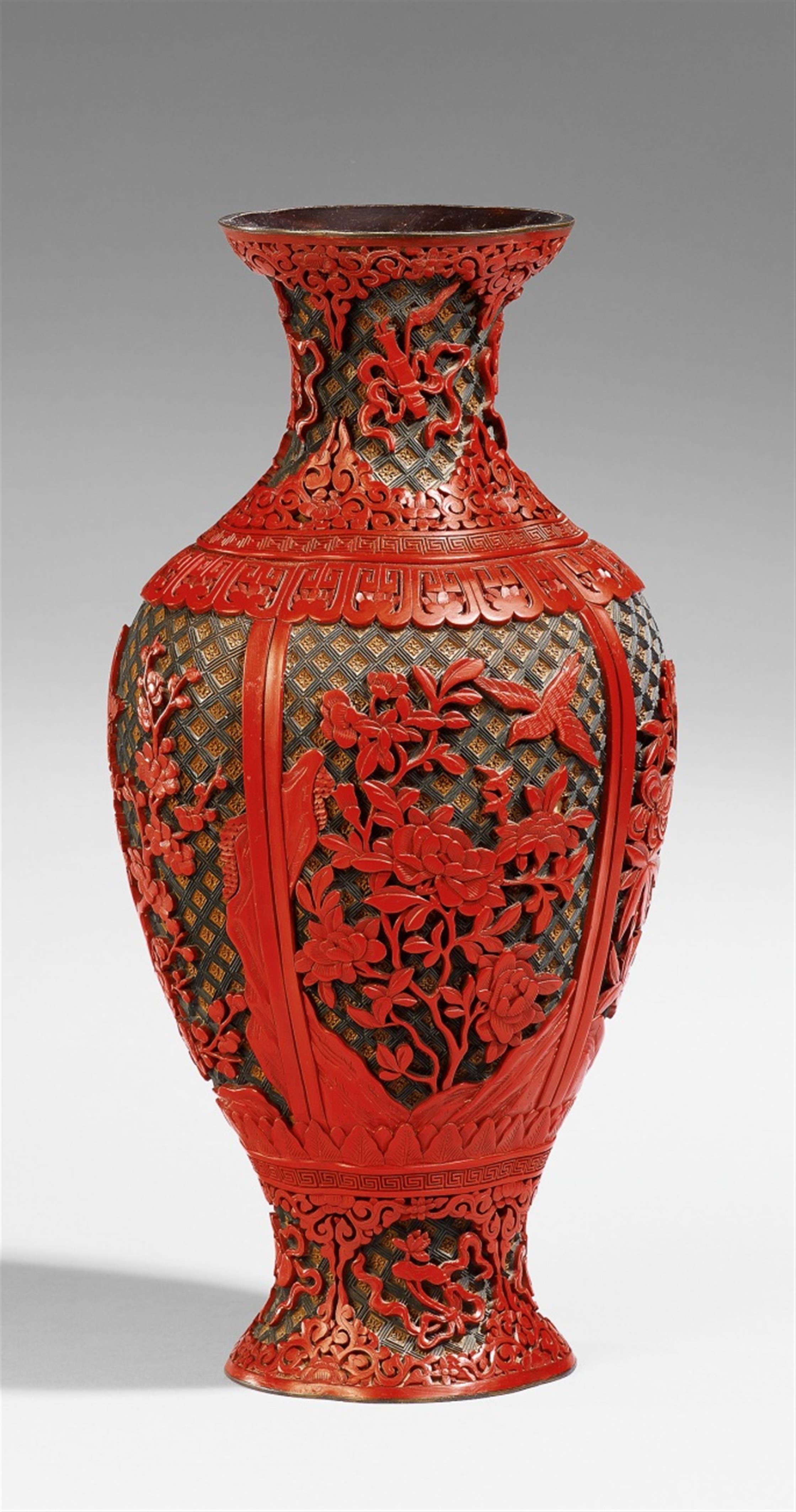 A carved red lacquer vase. 18th/19th century - image-1