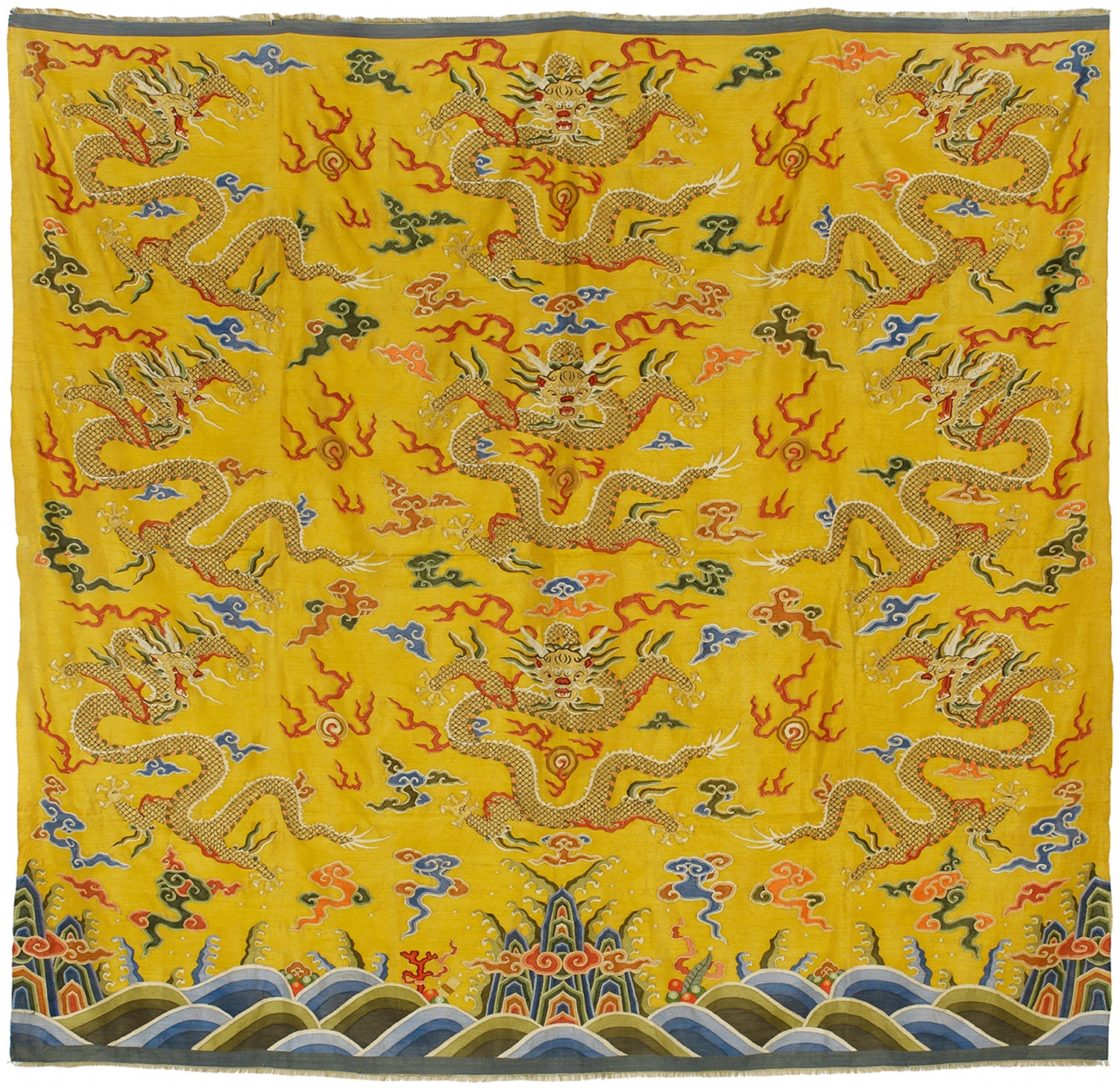 A yellow silk kesi wall hanging. Early 20th century - image-1