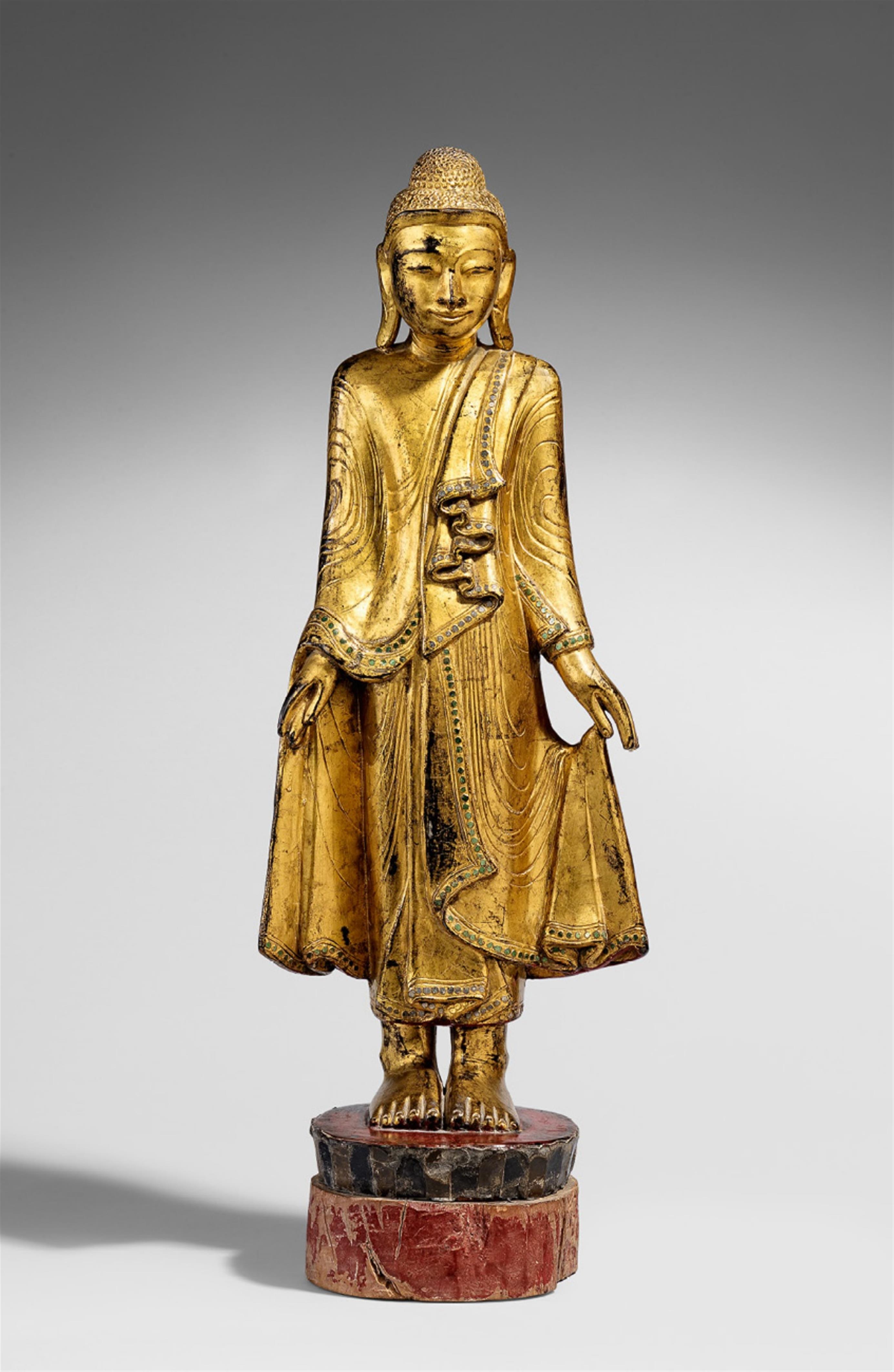 A Mandalay-style lacquer gilded wood figure of a Buddha. 20th century - image-1