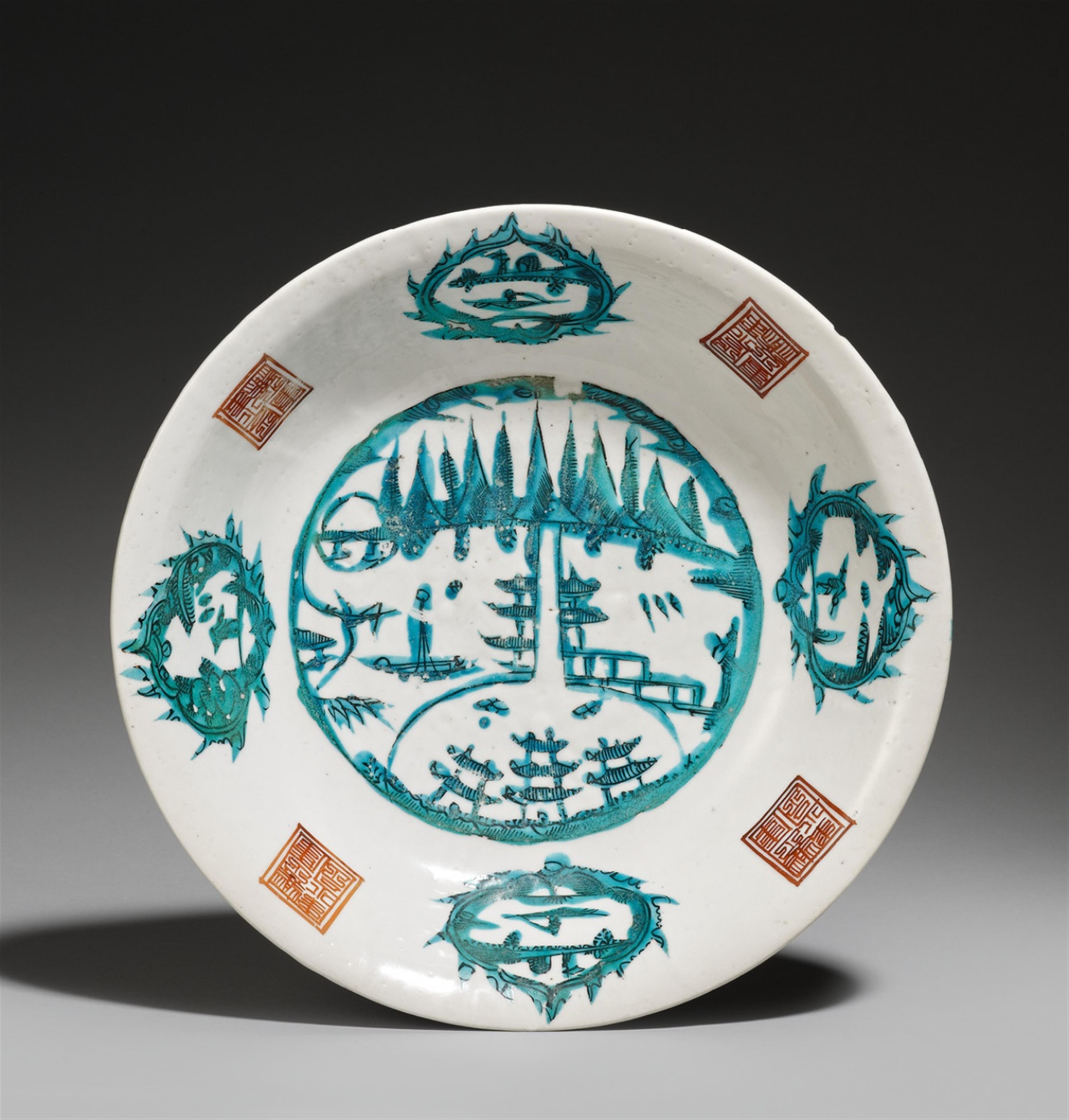 A Zhangzhou (Swatow) dish with ‘Split Pagoda’ design. Late 16th/early 17th century - image-1