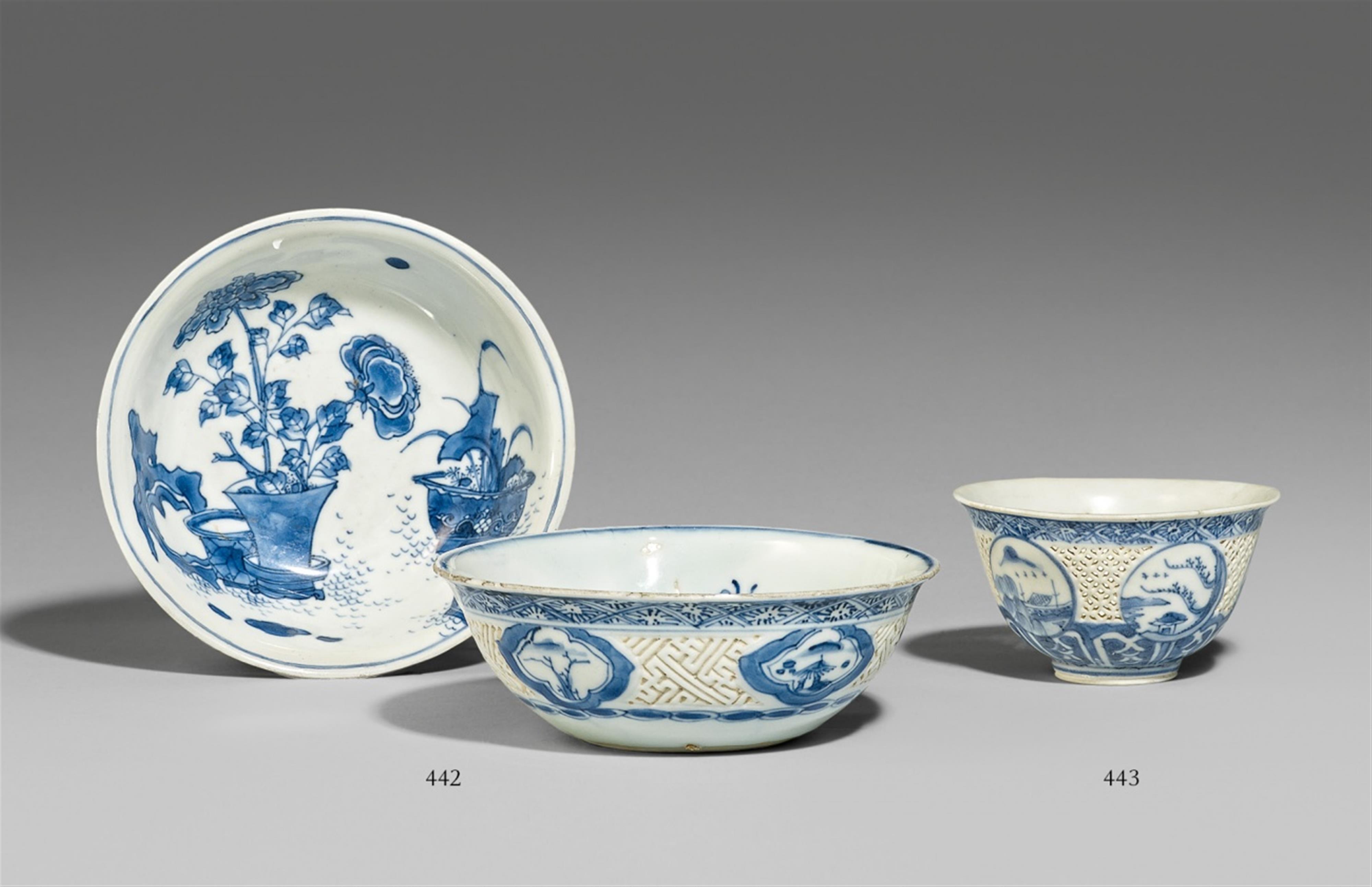 A blue and white openwork bowl with five landscape medallions. First half 17th century - image-1