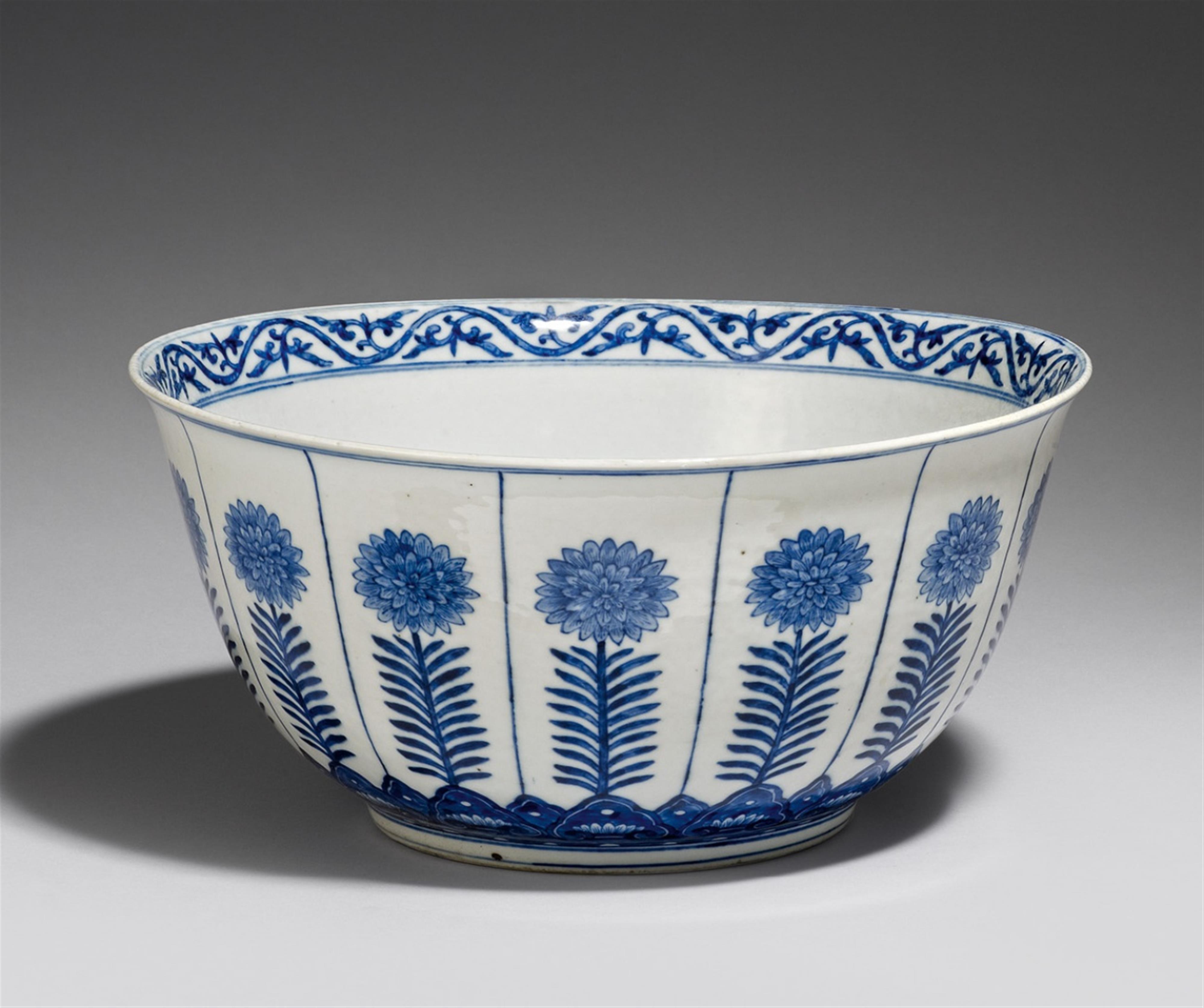 A large blue and white bowl. 19th century - image-1