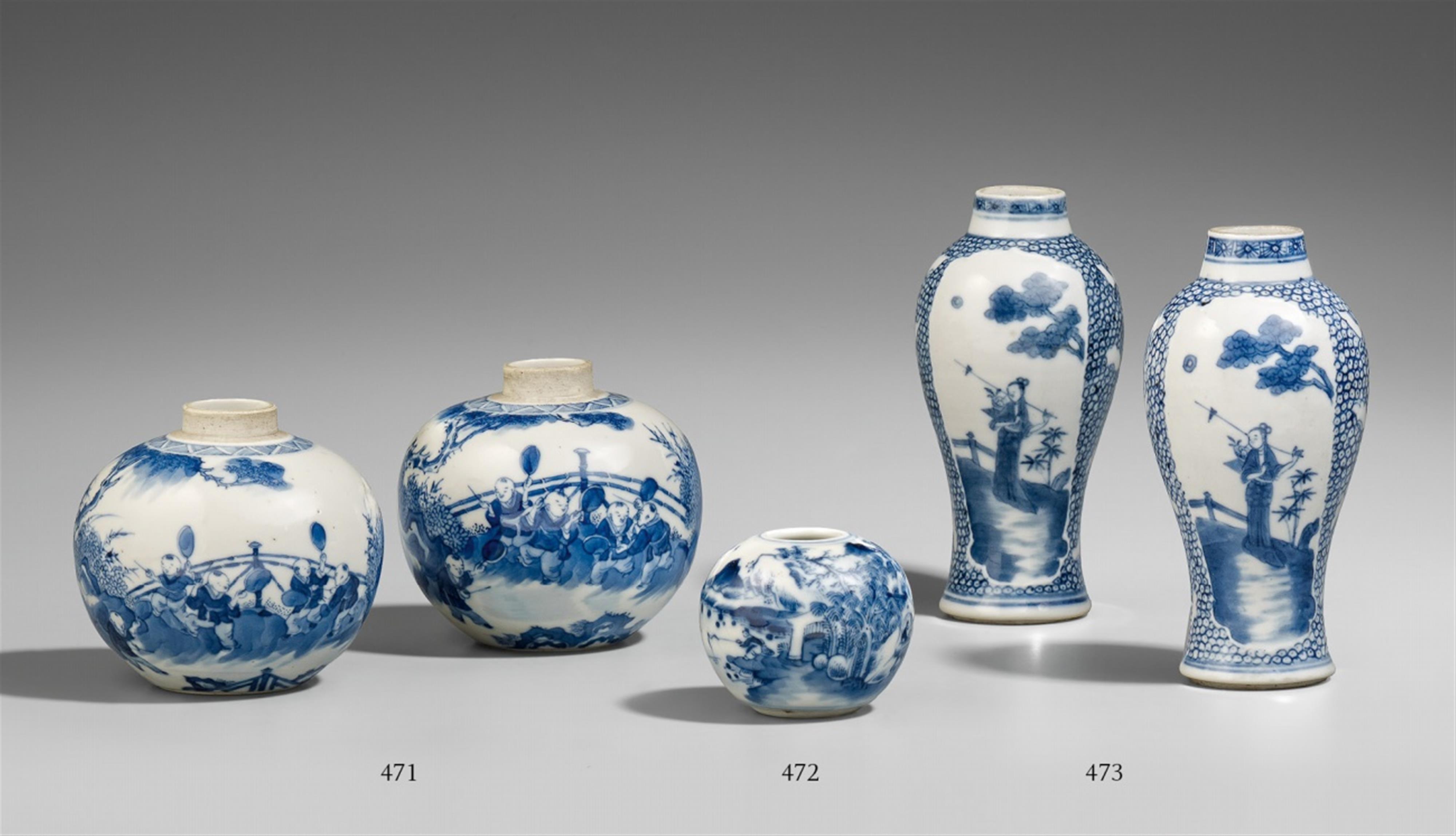 A pair of small blue and white vases. 19th century - image-1