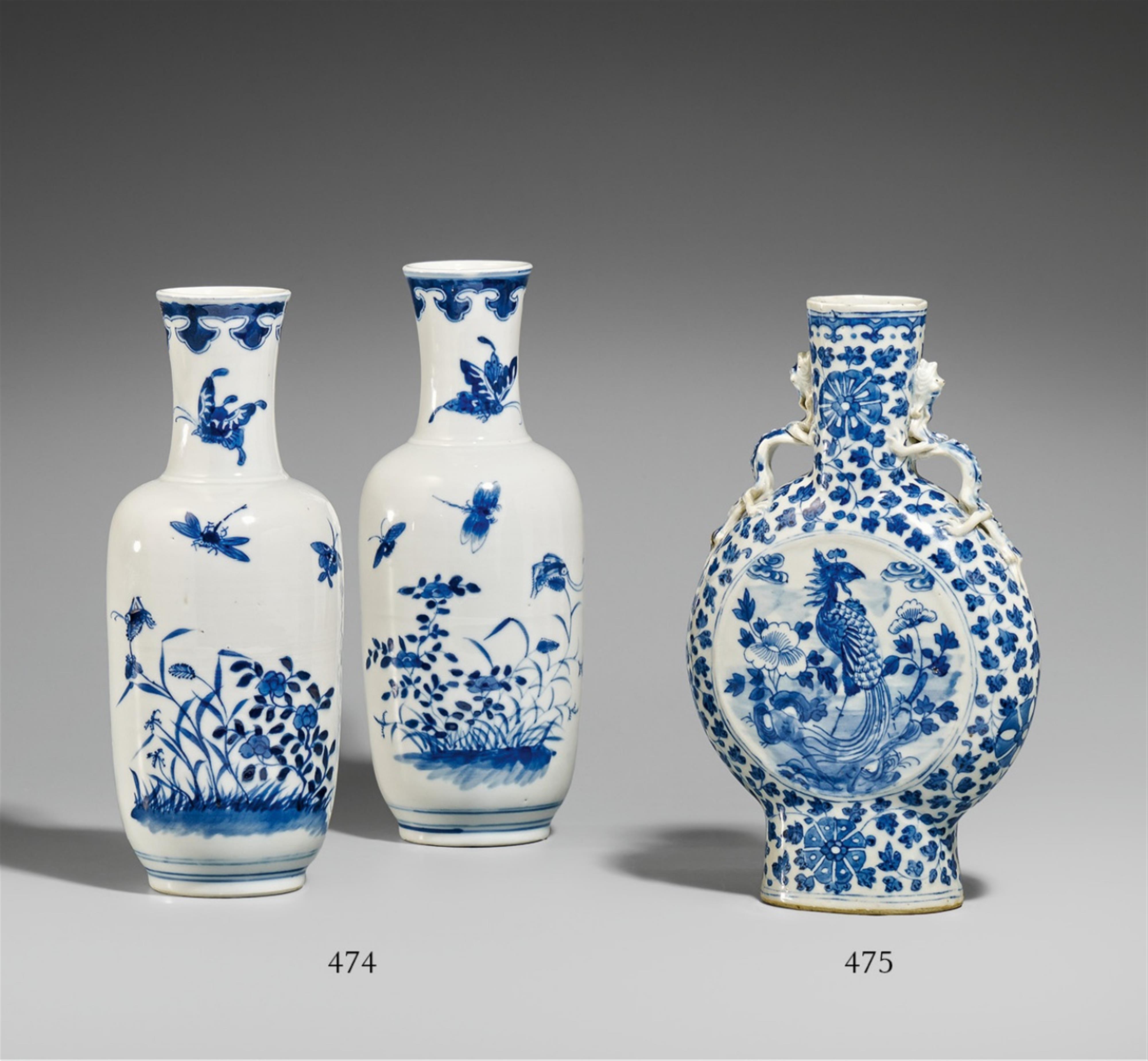 A pair of blue and white vases. 19th/20th century - image-1