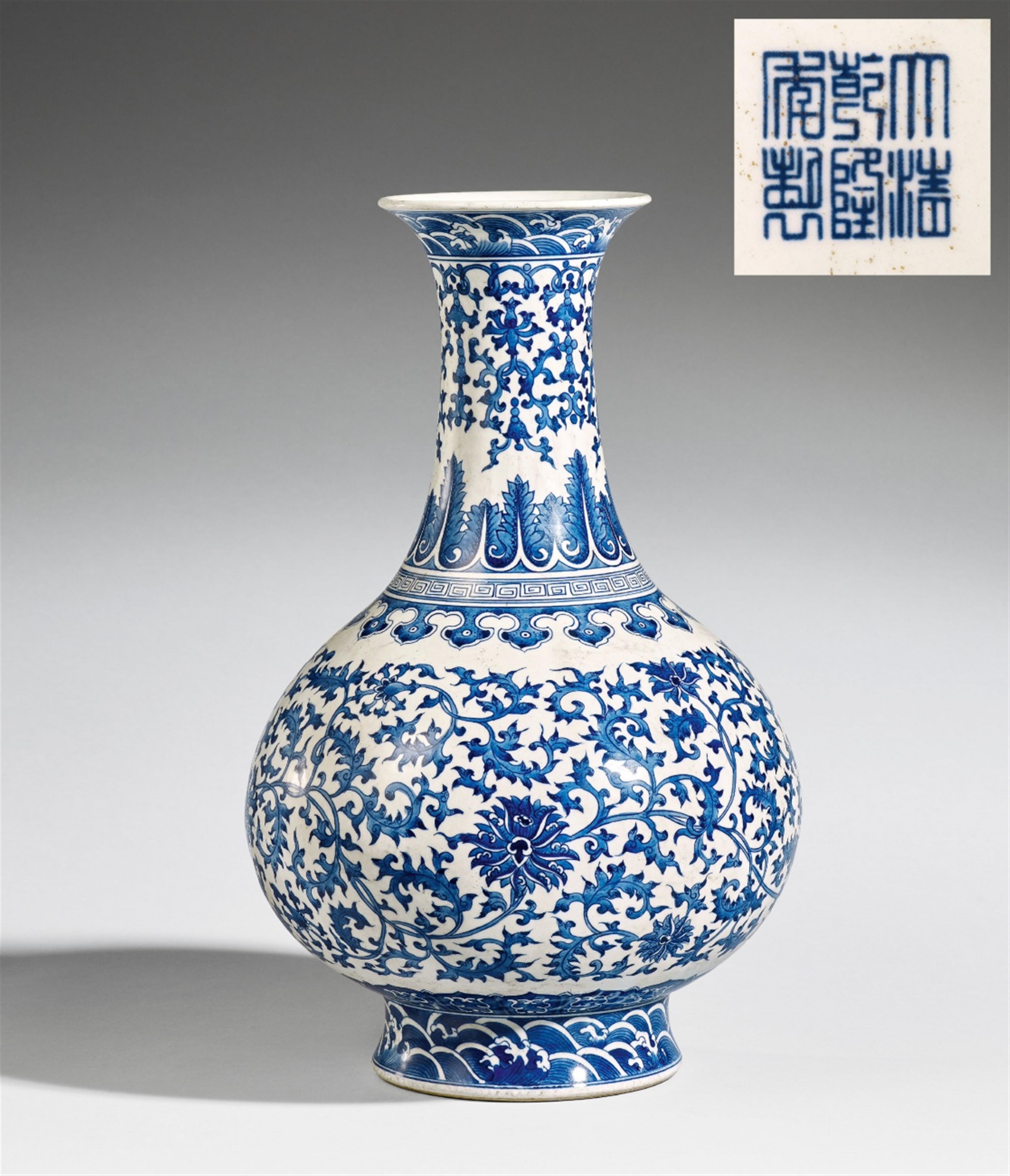 A blue and white globular vase. 20th century - image-1