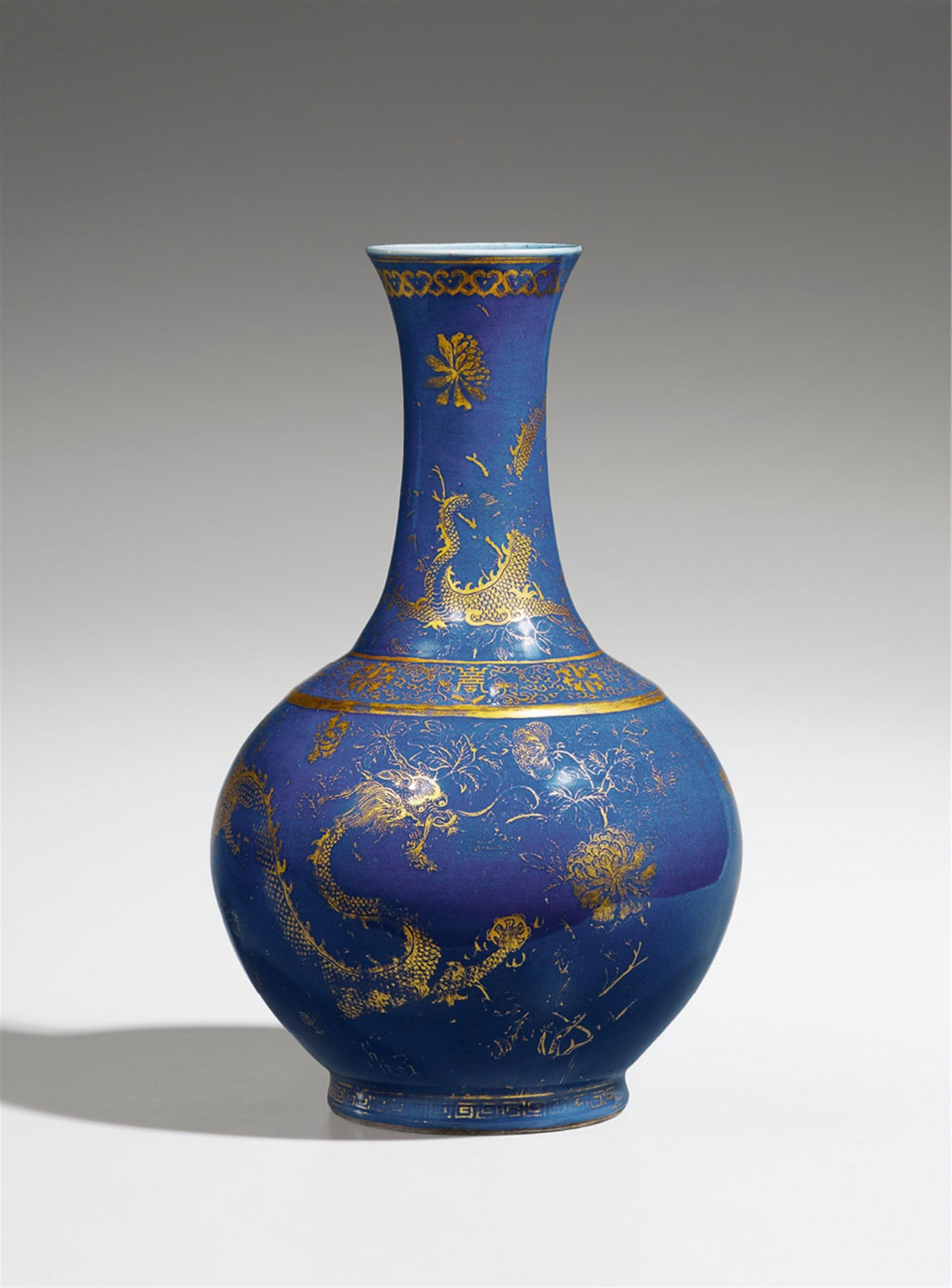 Puderblaue Vase mit Golddekor. 19. Jh. - image-2