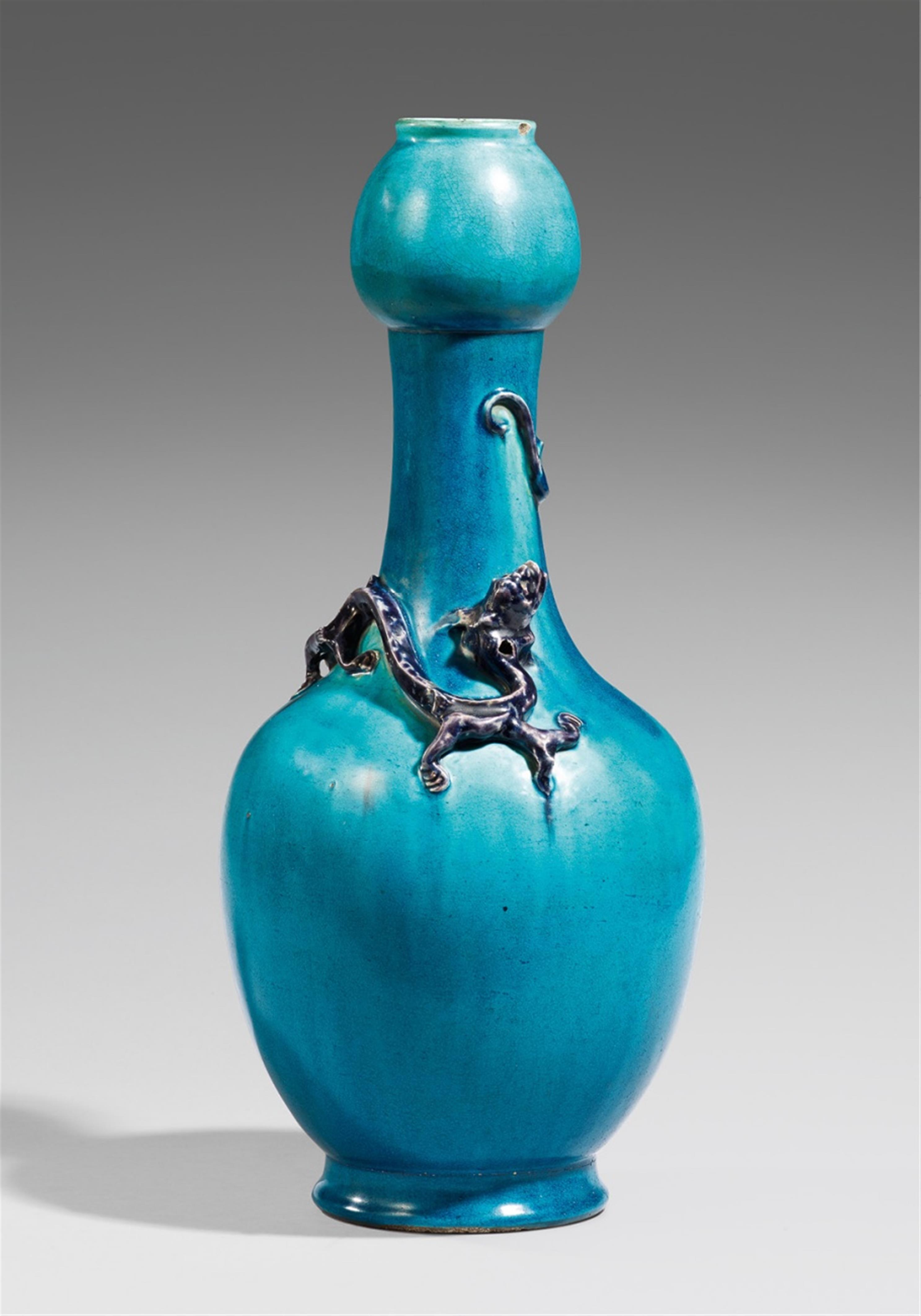 A turquoise-glazed garlic neck vase. 18th/19th century. - image-1