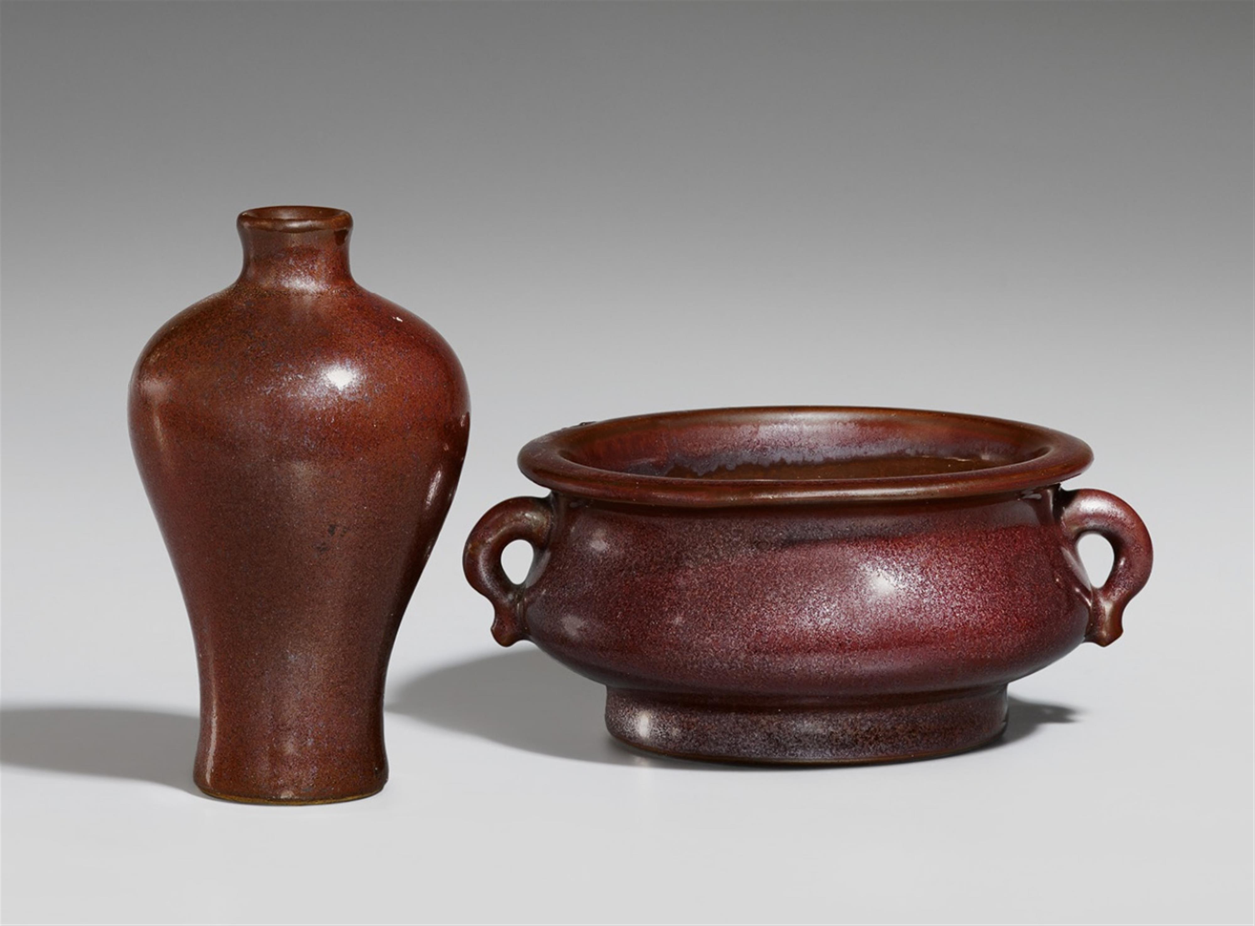 An russet-glazed gui-shaped censer and meiping vase. 18th/19th century - image-1