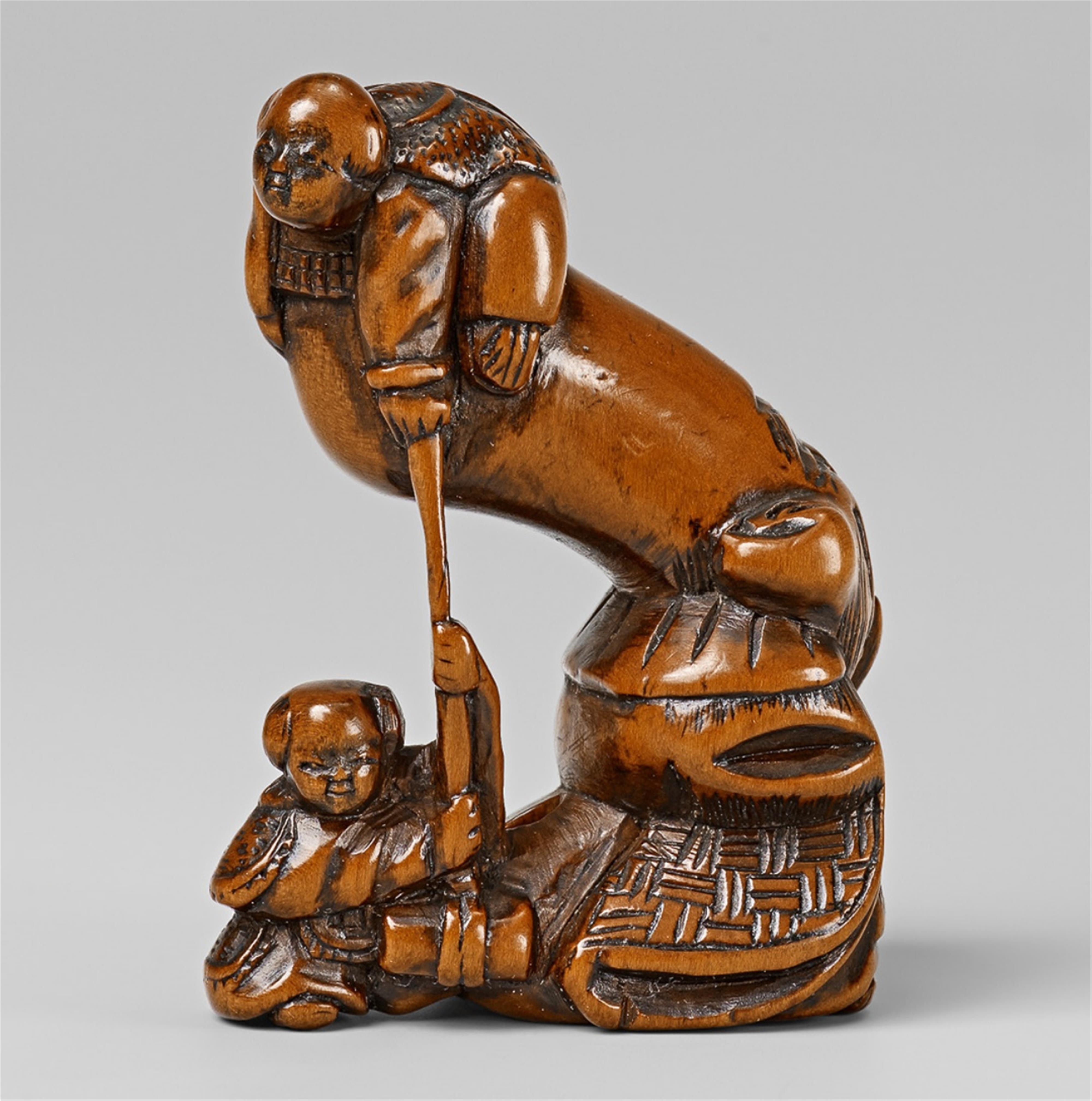 An amusing boxwood netsuke of Fukurokuju with two karako. Early 19th century - image-1