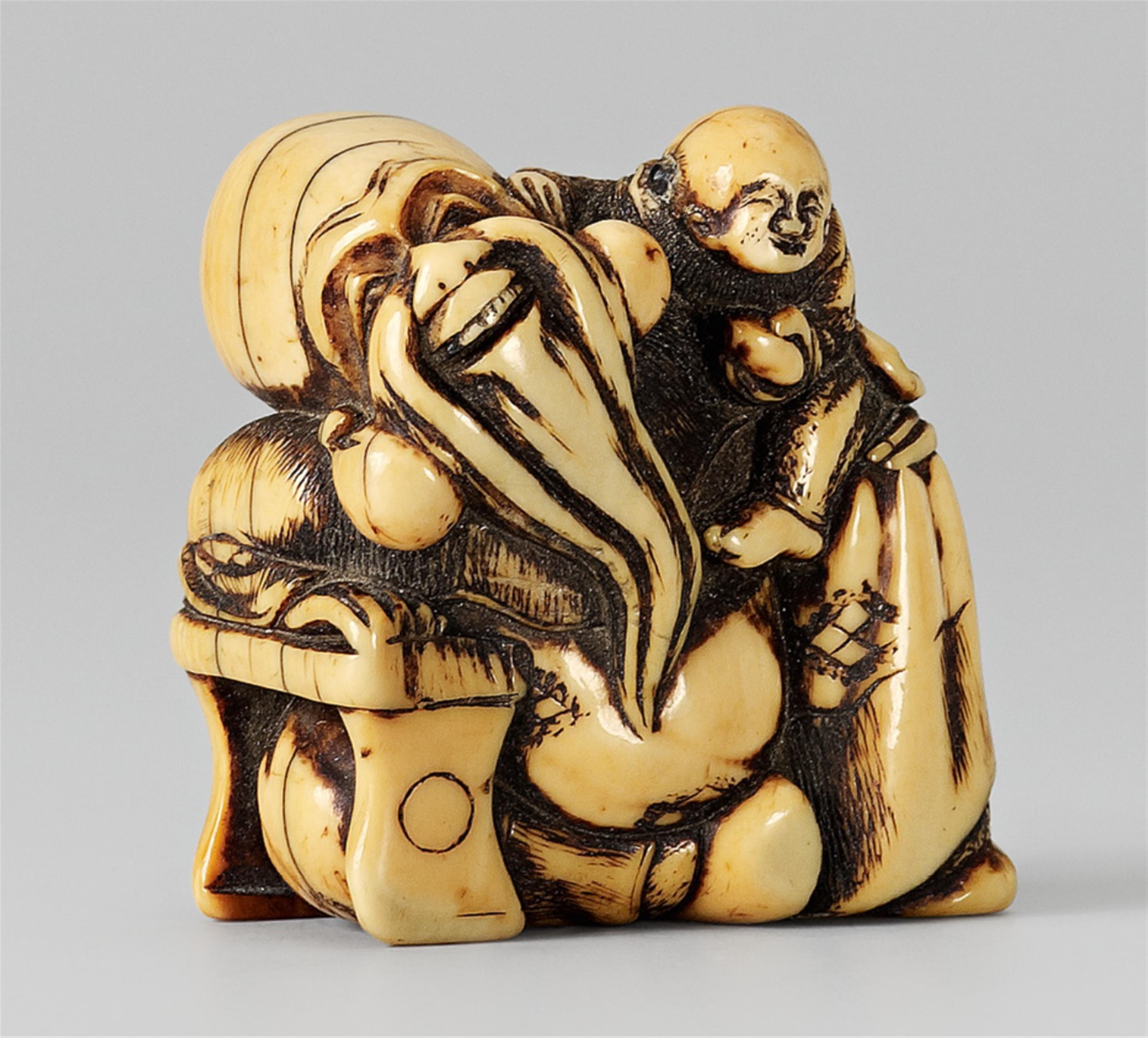 An ivory netsuke of Fukurokuju and karako. Early 19th century - image-1