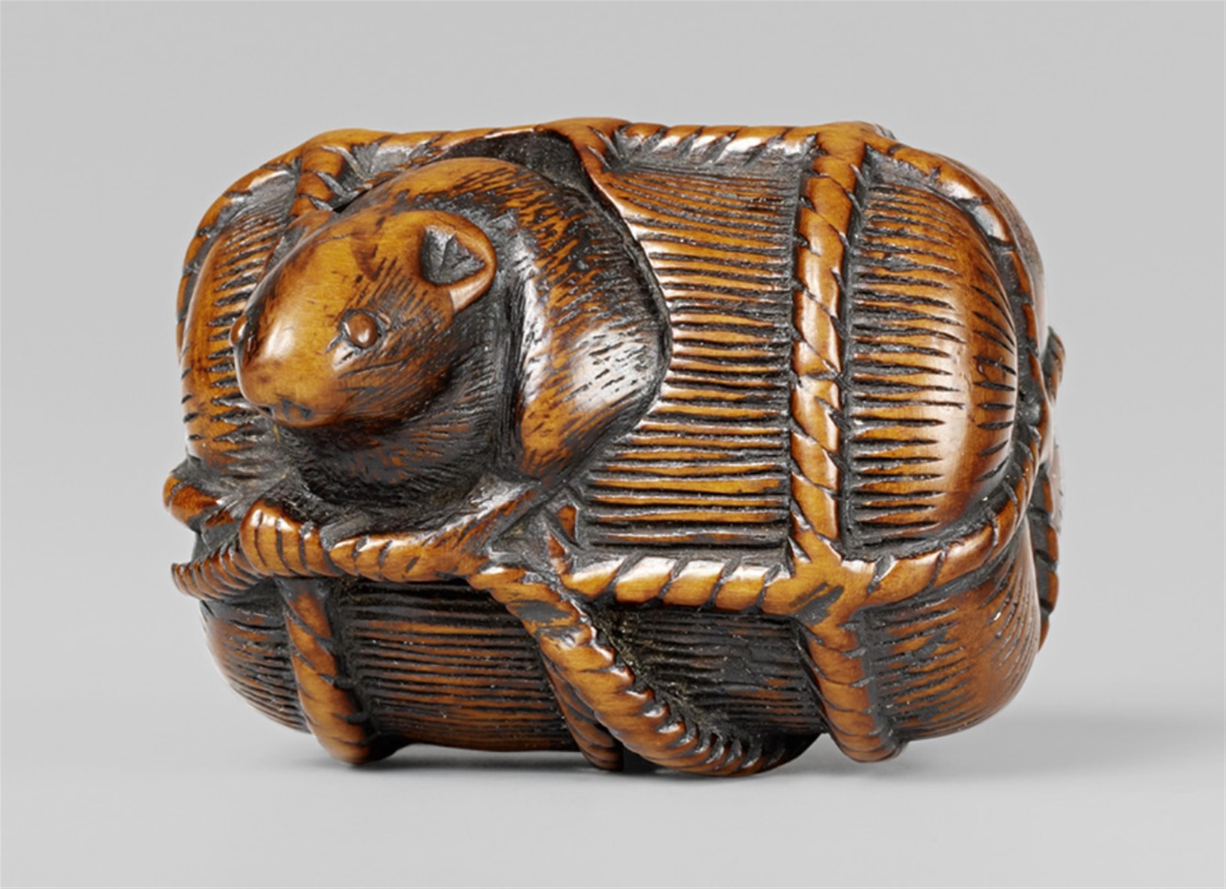 A large boxwood netsuke of a rat in a rice bale. Early 19th century - image-1