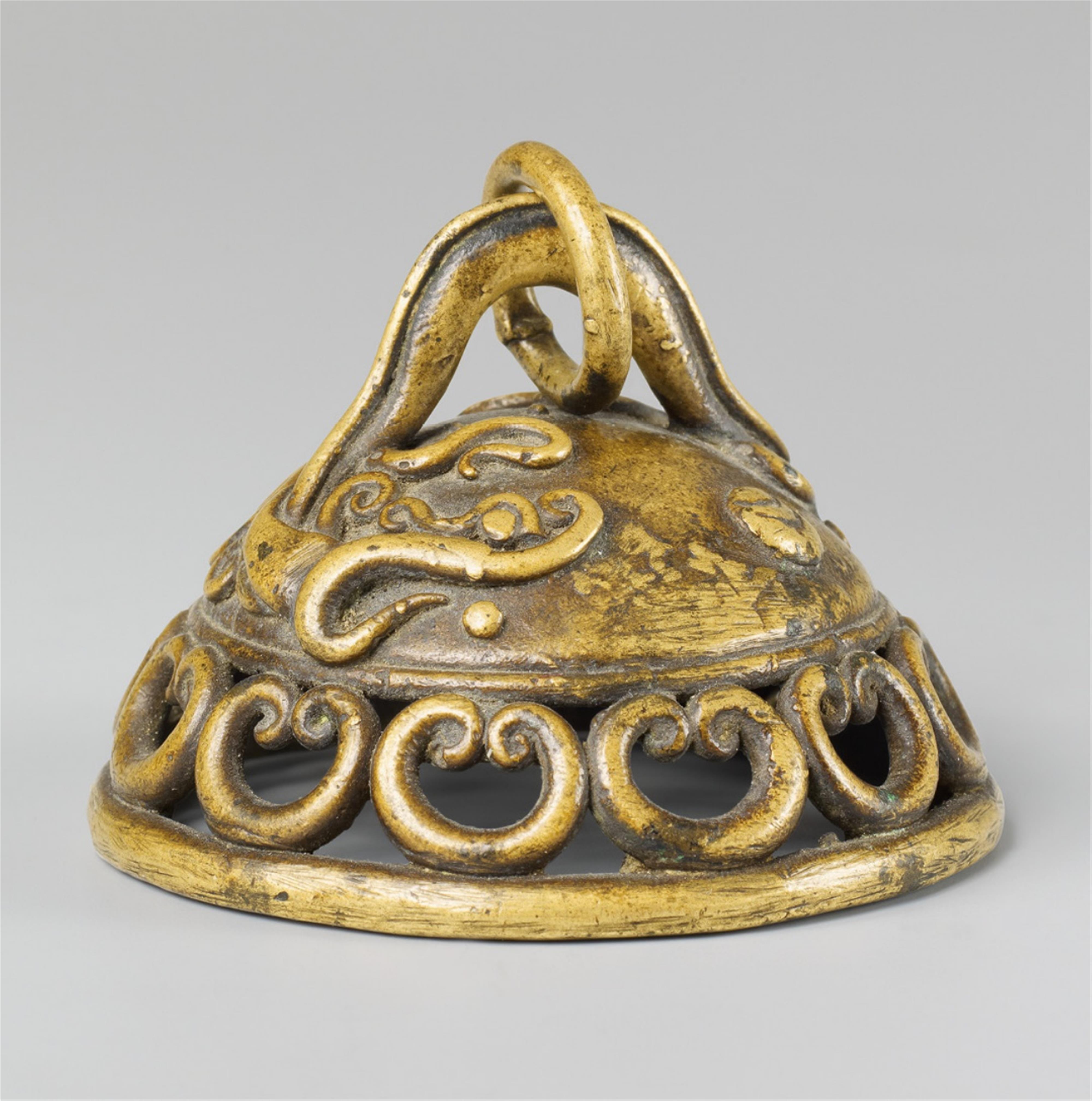 A large Kyûbei-style sentoku ashtray netsuke of a dragon. 18th/19th century - image-1