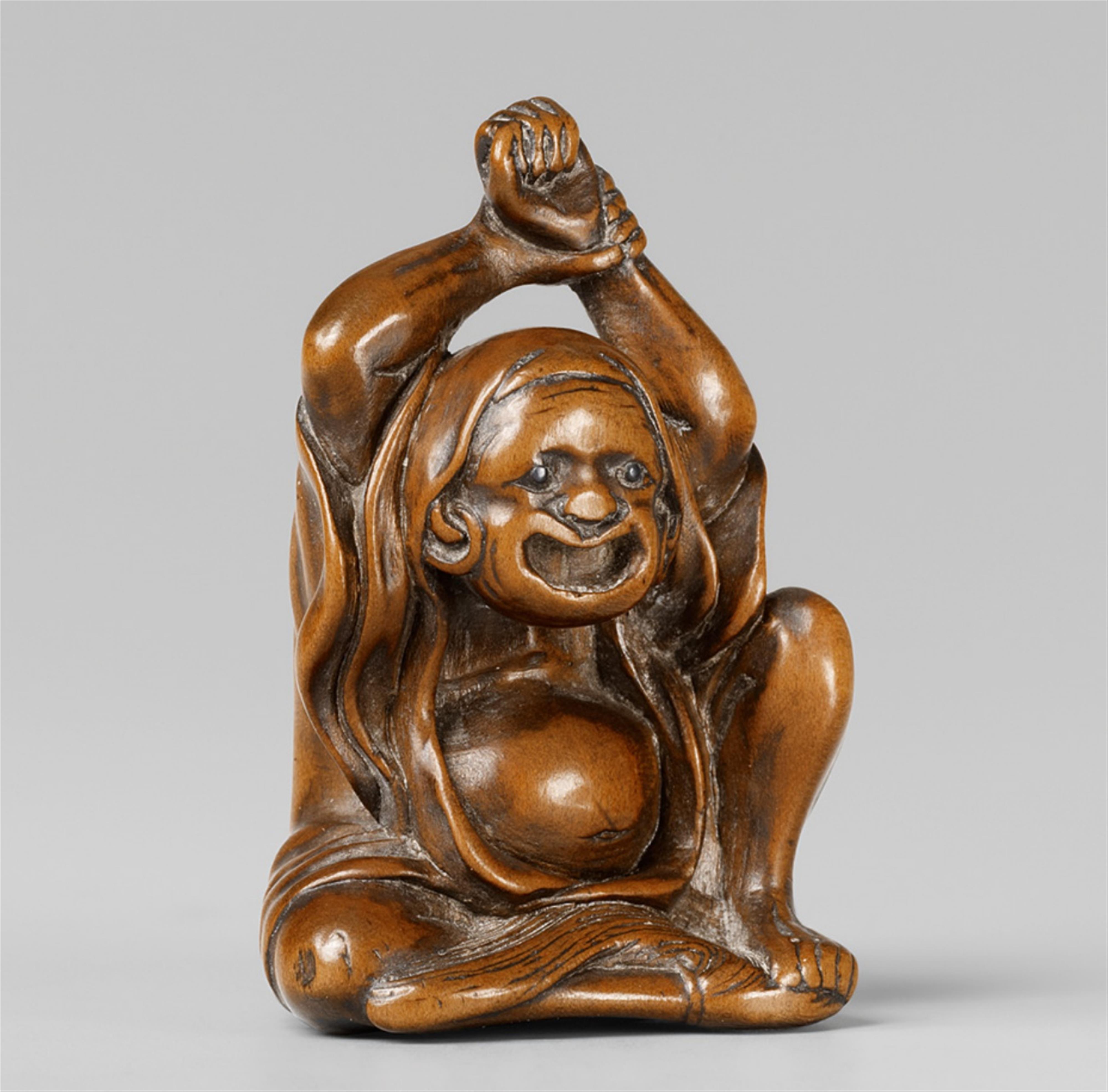 An amusing boxwood netsuke of a yawning Daruma, by Shôzan. 19th century - image-1