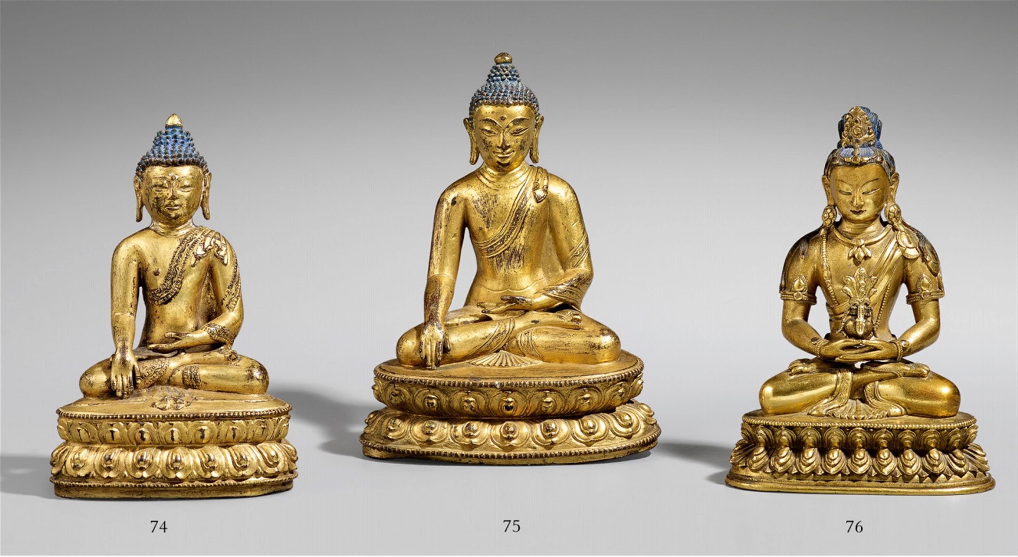 Buddha Akshobhya. Feuervergoldete Bronze. Tibet. 15./16. Jh. - image-1