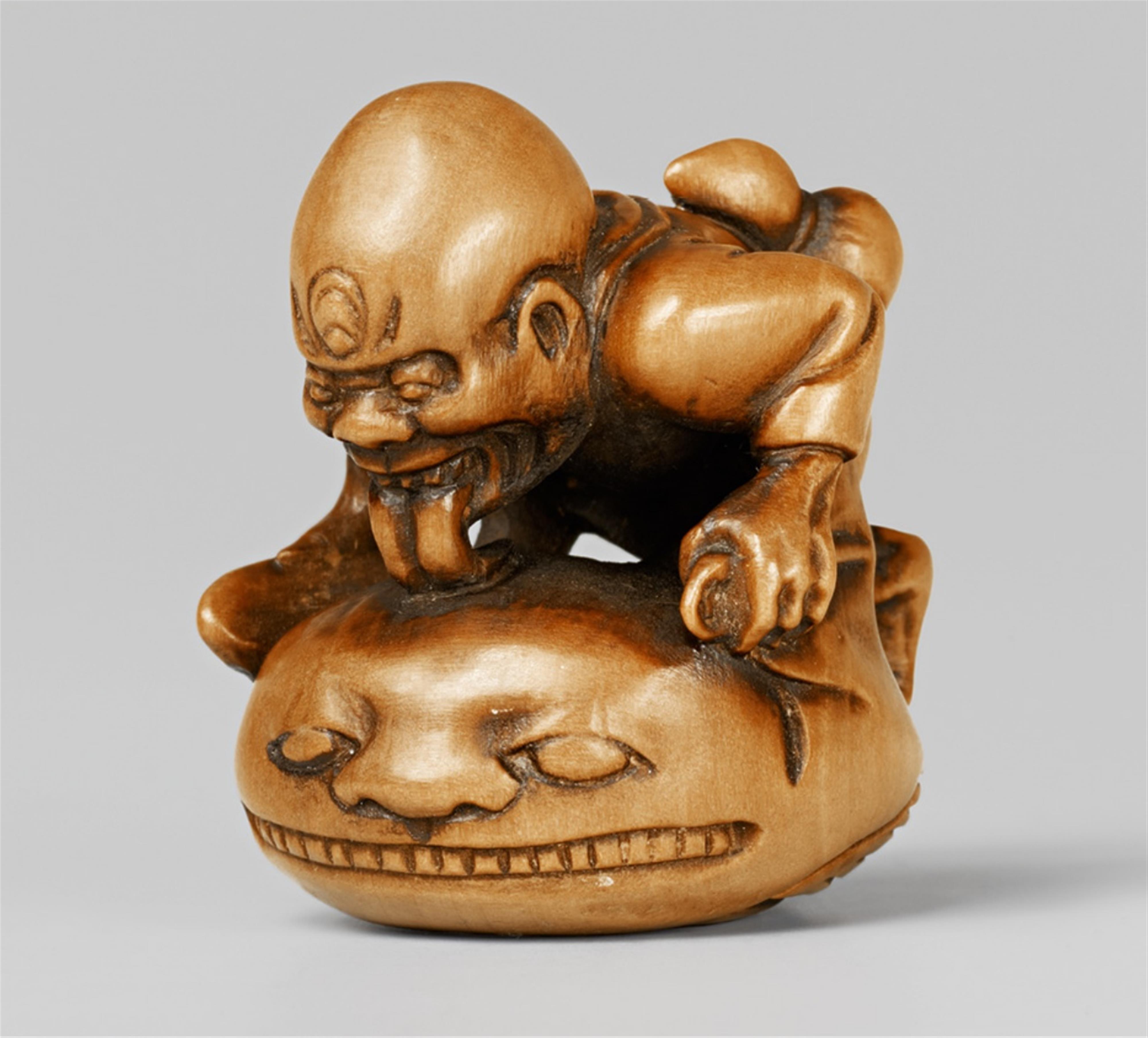 A boxwood netsuke of Mitsume Kozo on a mokugyo. 19th century - image-1