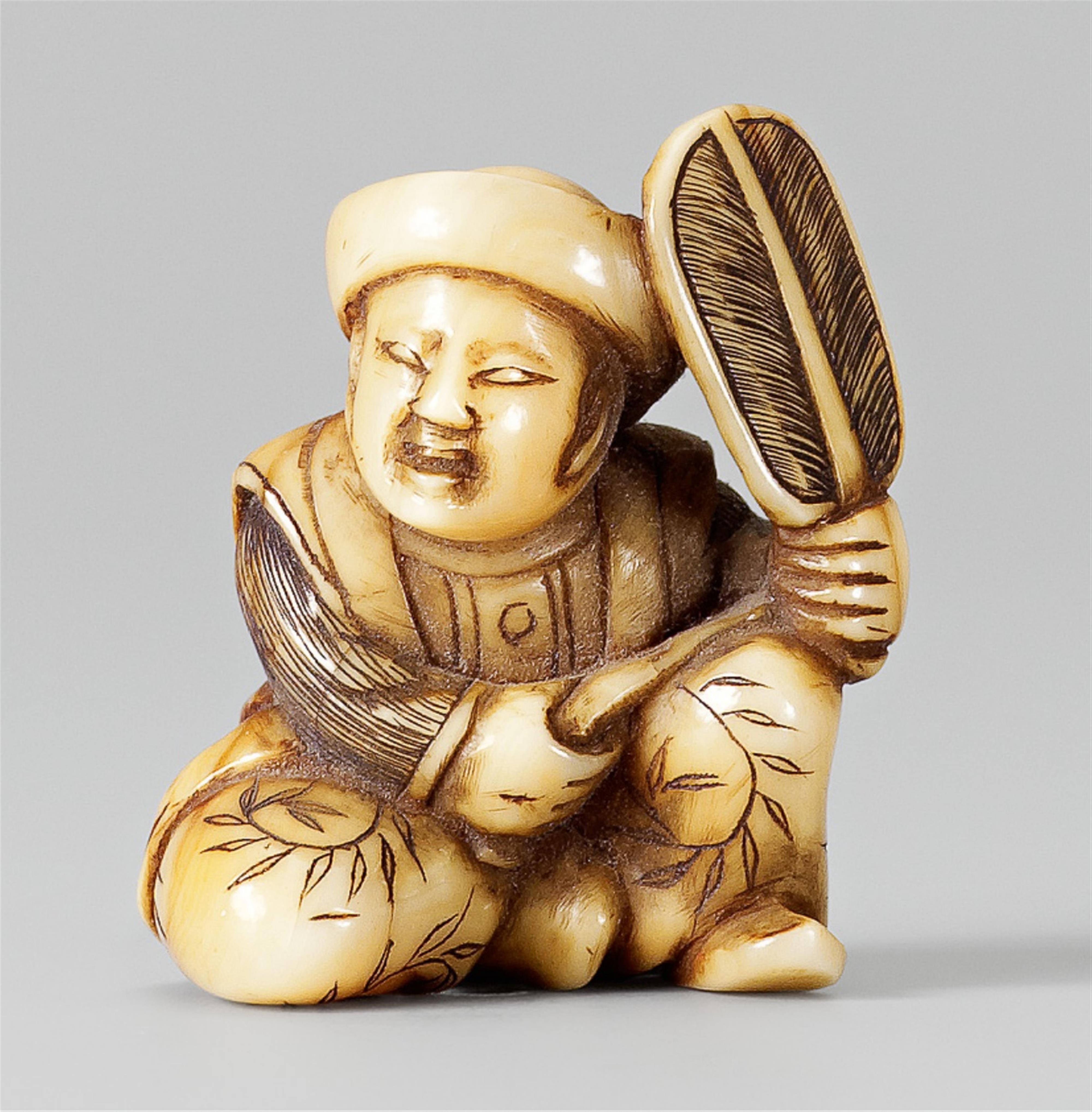 A marine ivory netsuke of a Chinese. 19th century - image-1