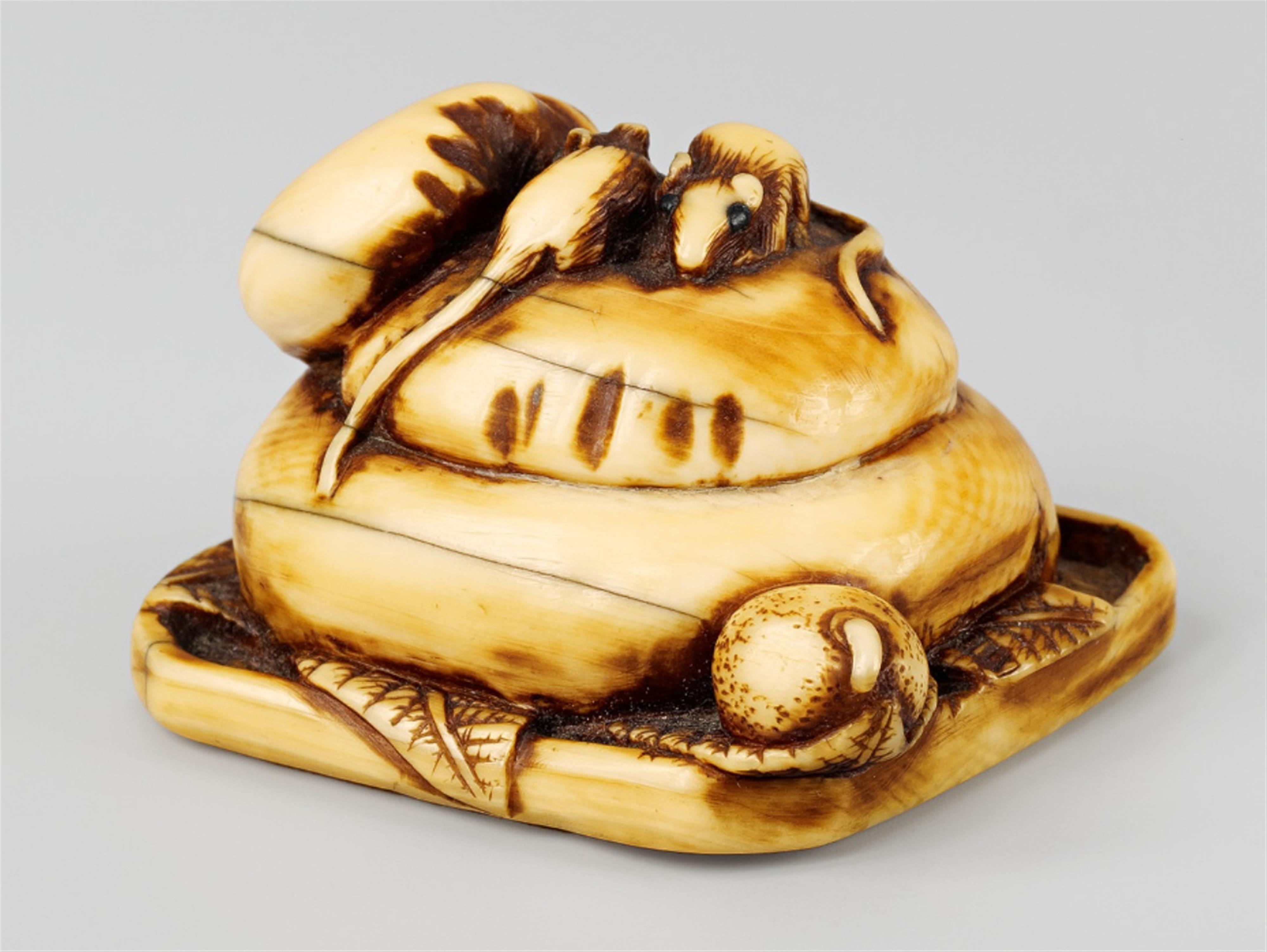 A partly stained ivory netsuke of two rats on kagami mochi. 19th century - image-1