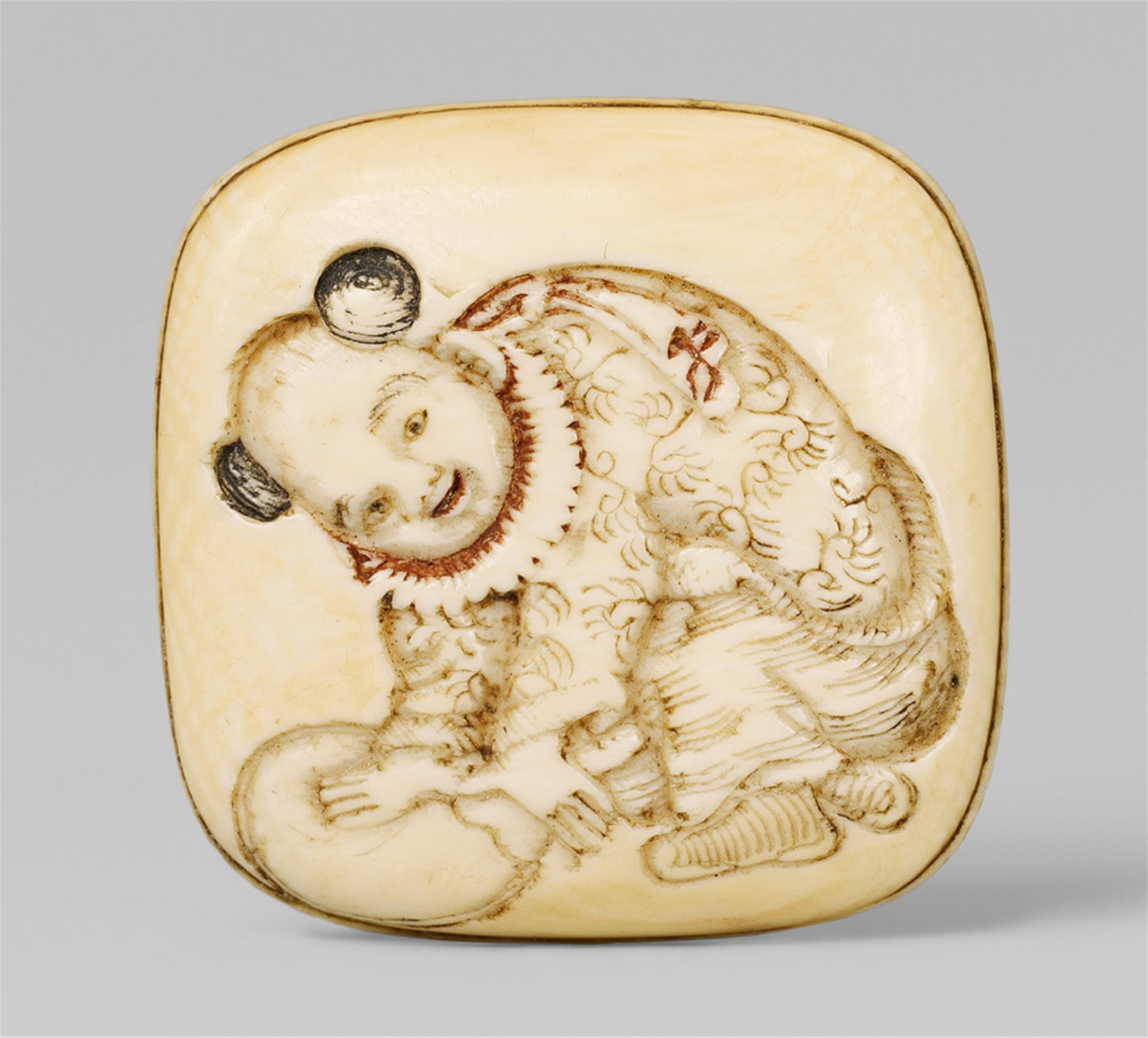 A small ivory two-part square manjû of a karako. Second half 19th century - image-1