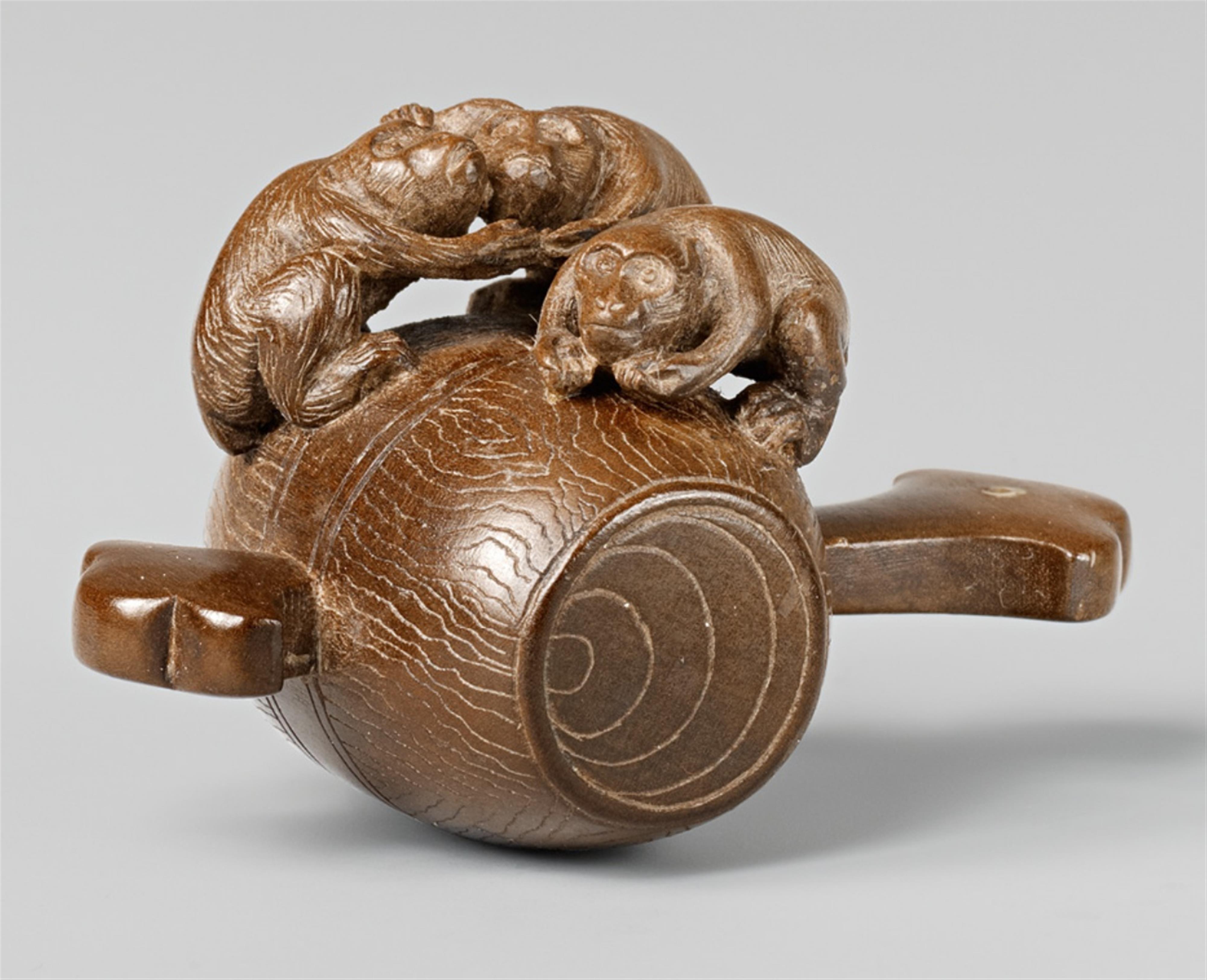 A wood netsuke of three monkeys on Daikoku’s mallet, by Kôryû. Late 19th century - image-1