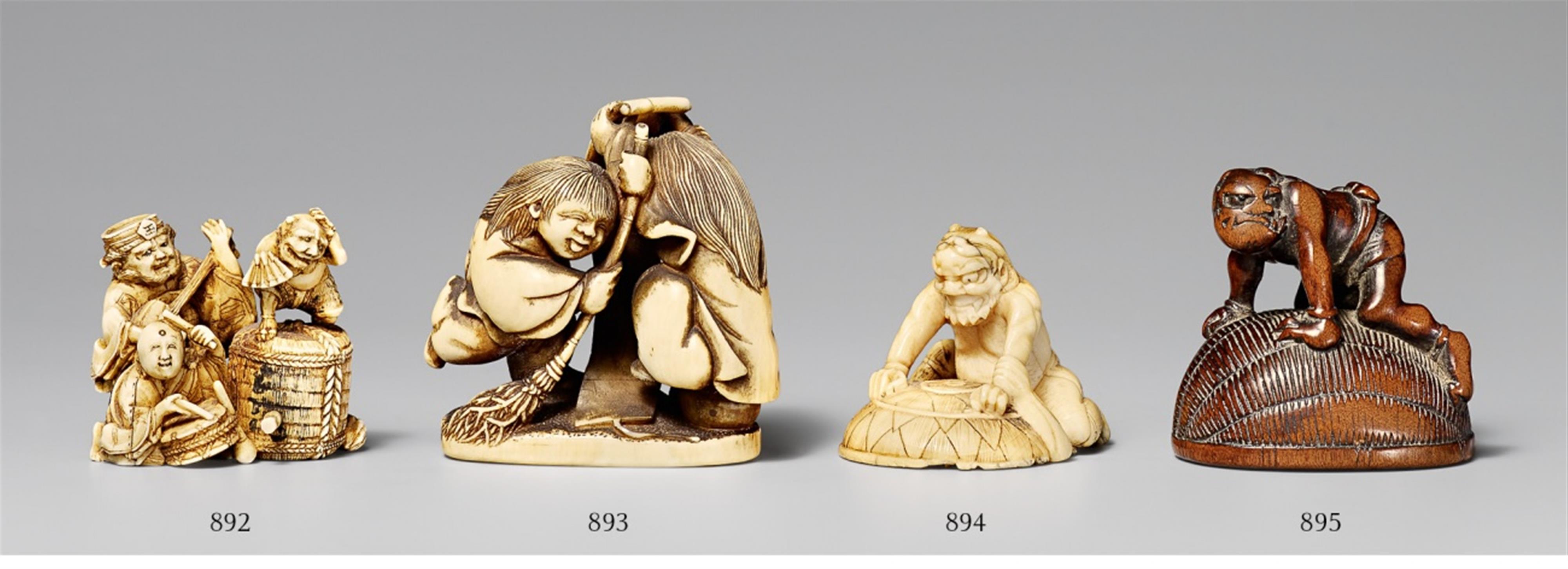 An ivory netsuke of an oni and Shôki. 19th century - image-1