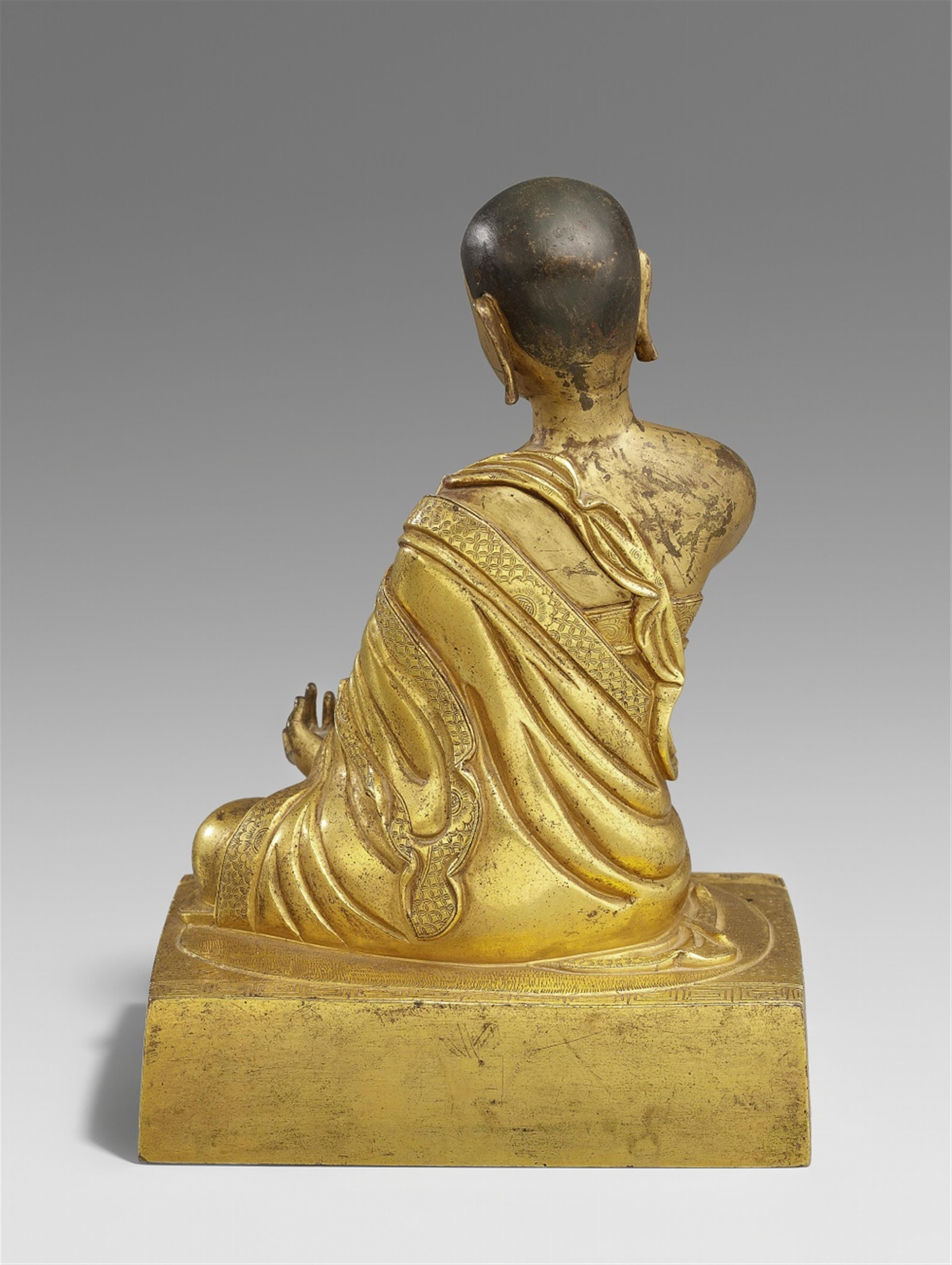 Seltene und bedeutende Figur eines arhat. Feuervergoldete Bronze. Sinotibetisch. Qianlong-Periode (1735-1796) - image-2