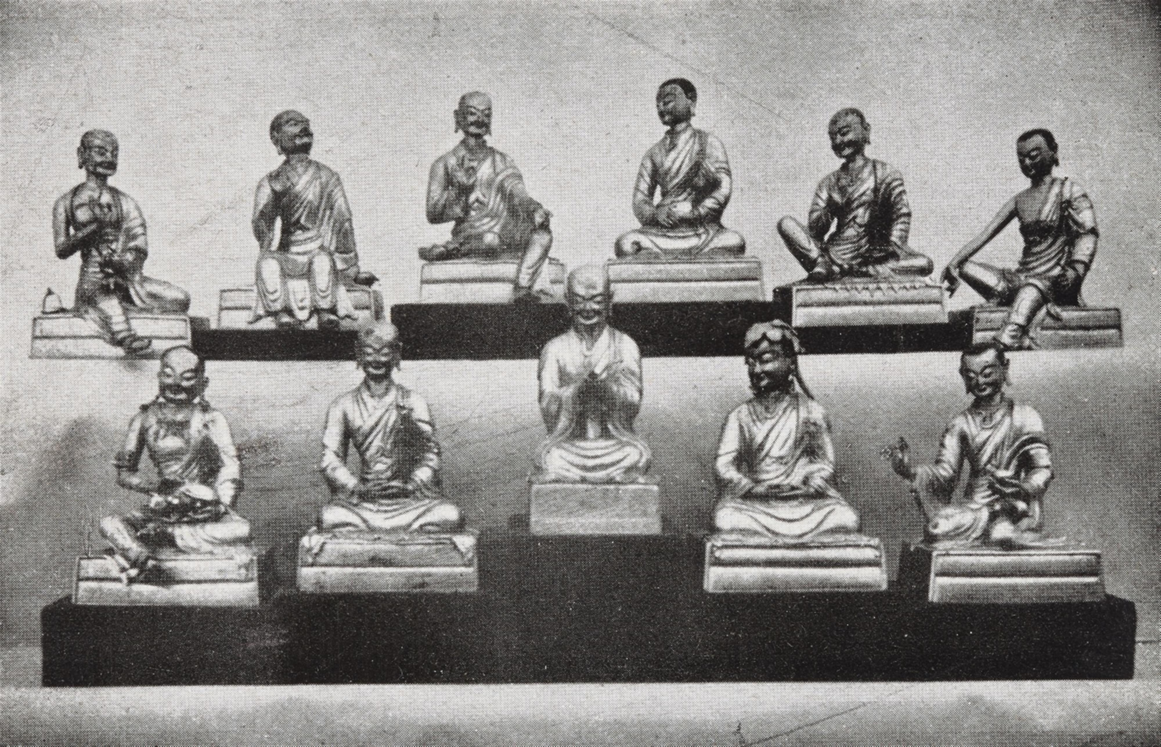 Seltene und bedeutende Figur eines arhat. Feuervergoldete Bronze. Sinotibetisch. Qianlong-Periode (1735-1796) - image-3