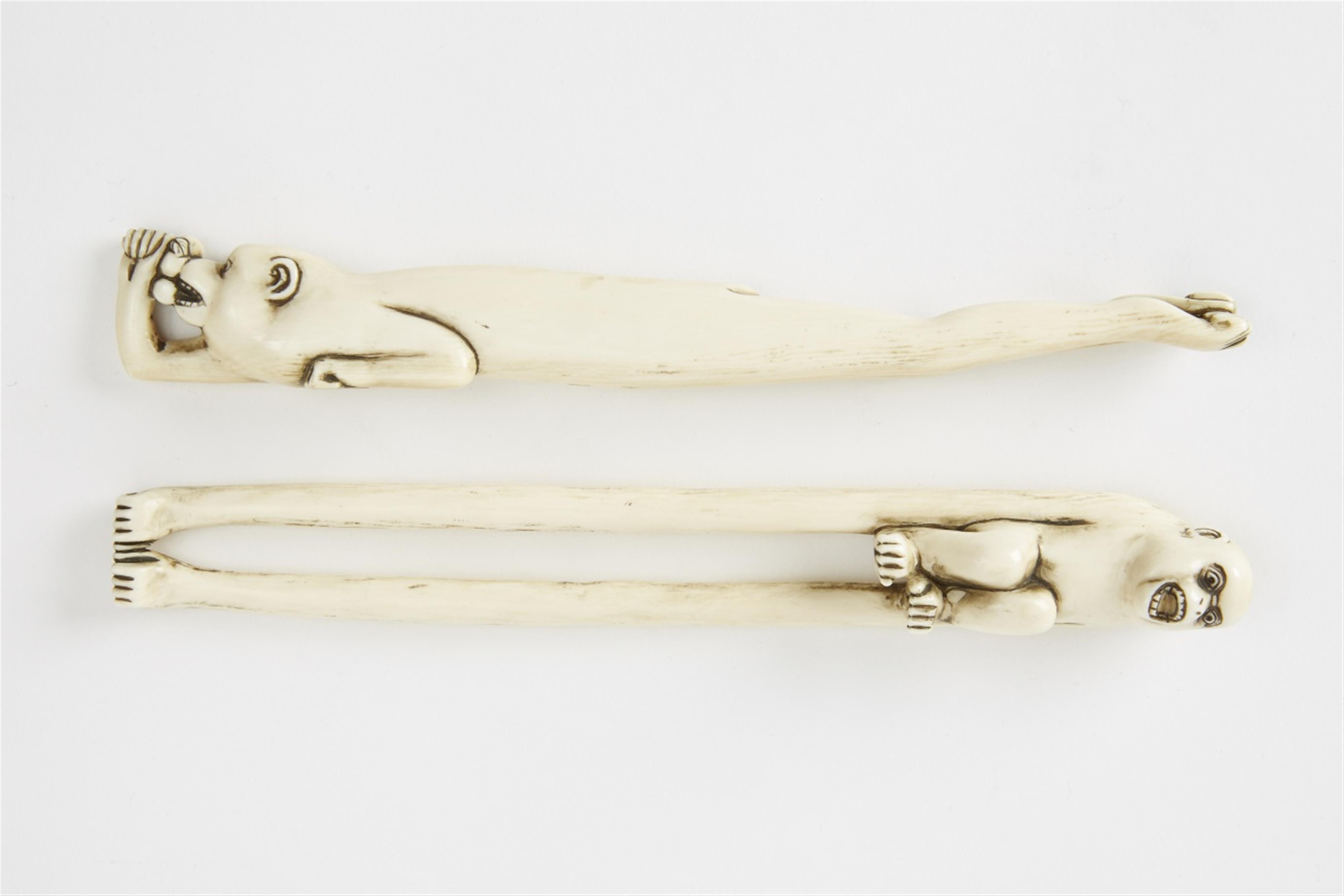 Zwei Elfenbein-Netsuke von Affen. 20. Jh. - image-1