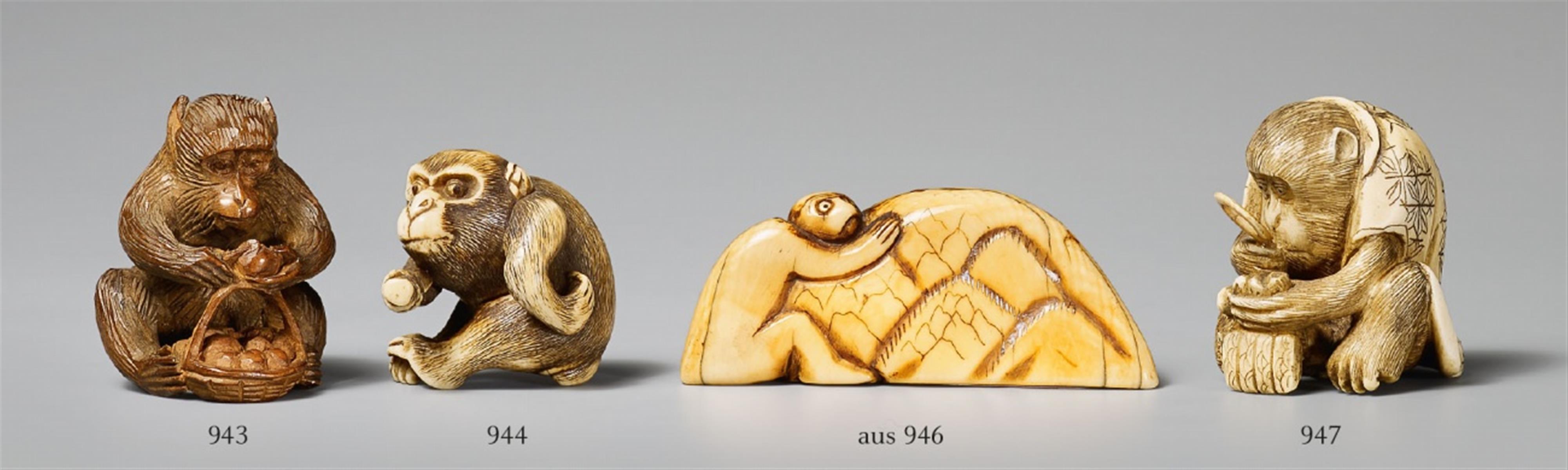 An ivory netsuke of a monkey with an inrô. Late 19th century - image-1