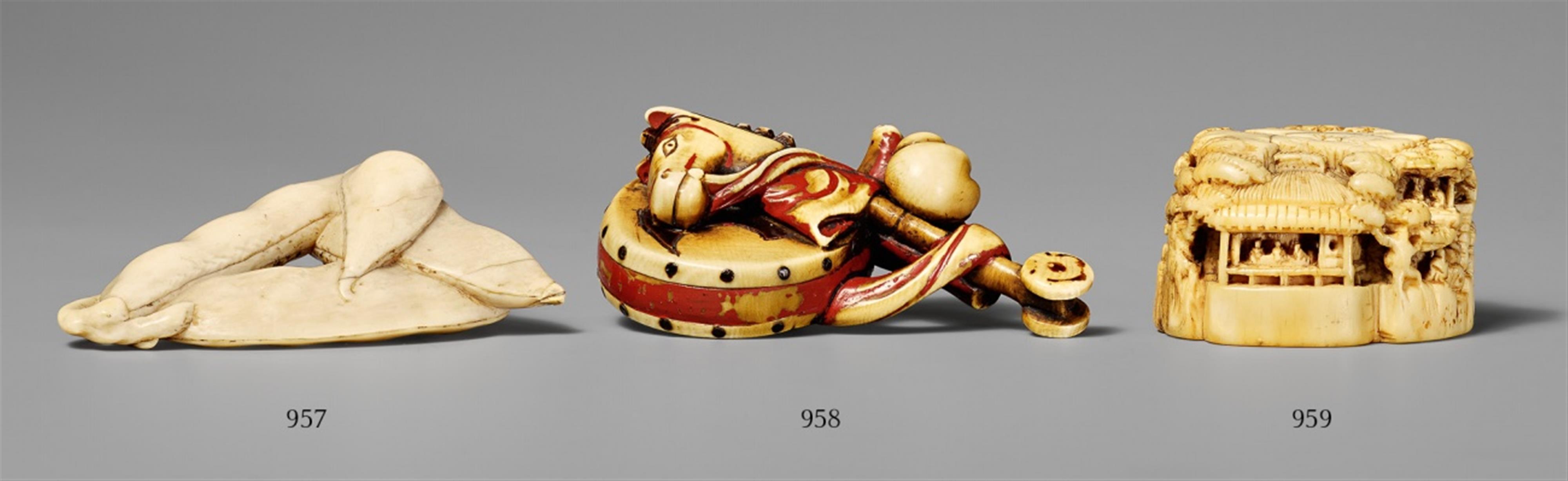 An ivory netsuke of eda-mame pods. Second half 19th century - image-1