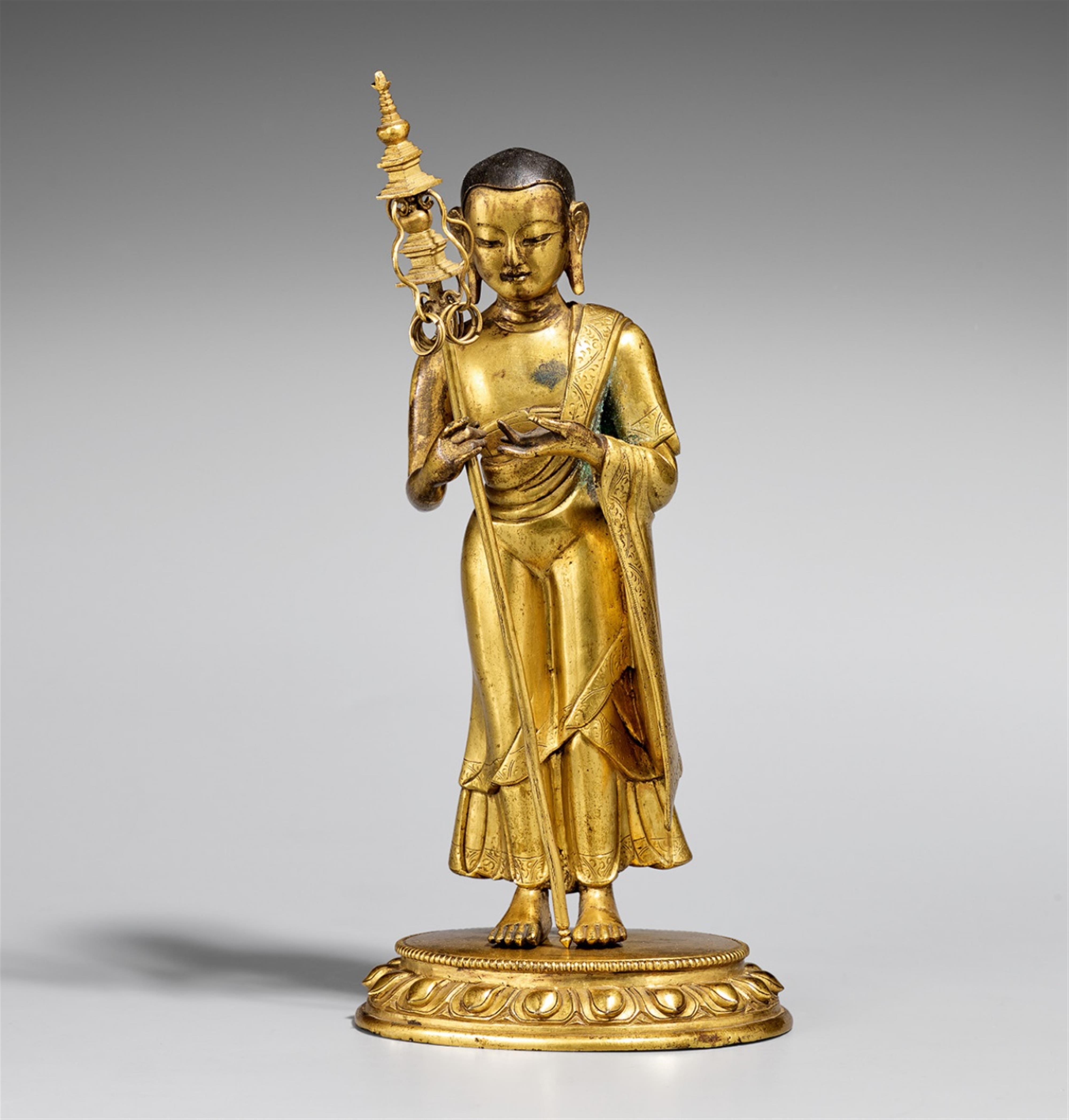 A Tibetan gilt bronze figure of Maudgalyayana. 17th/18th century - image-1