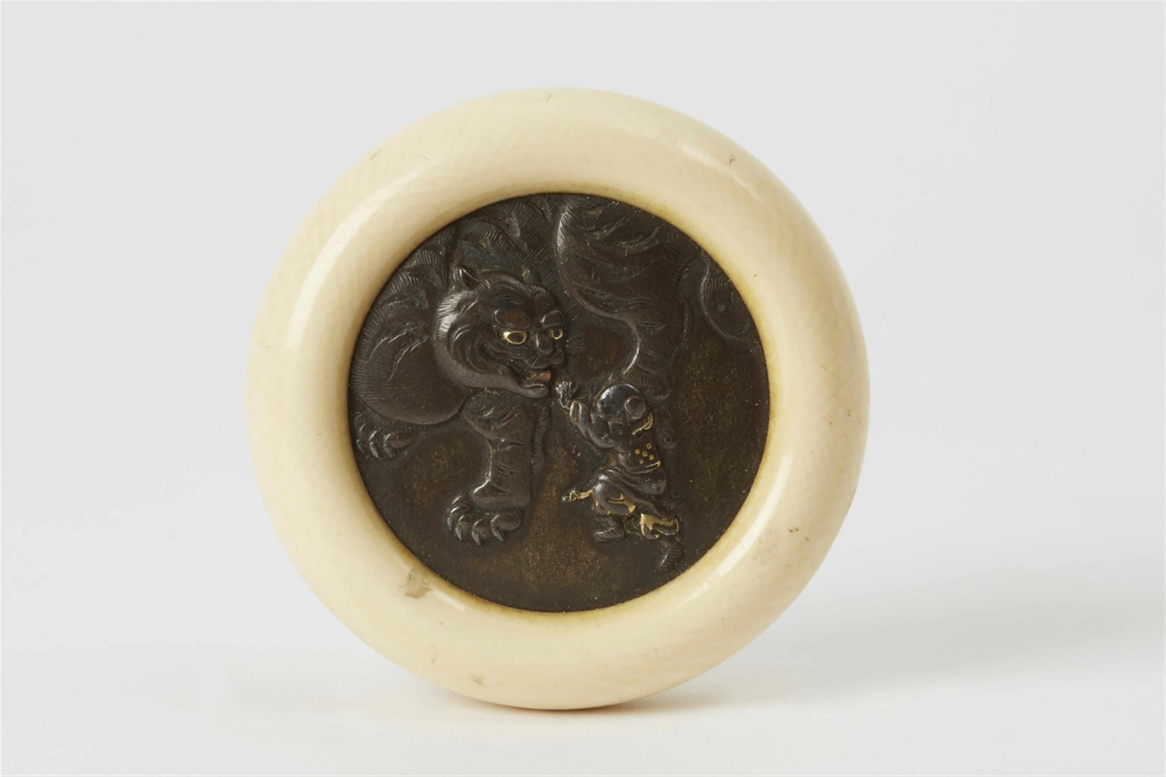 Zwei Elfenbein-Netsuke. Mitte 19. Jh. - image-2