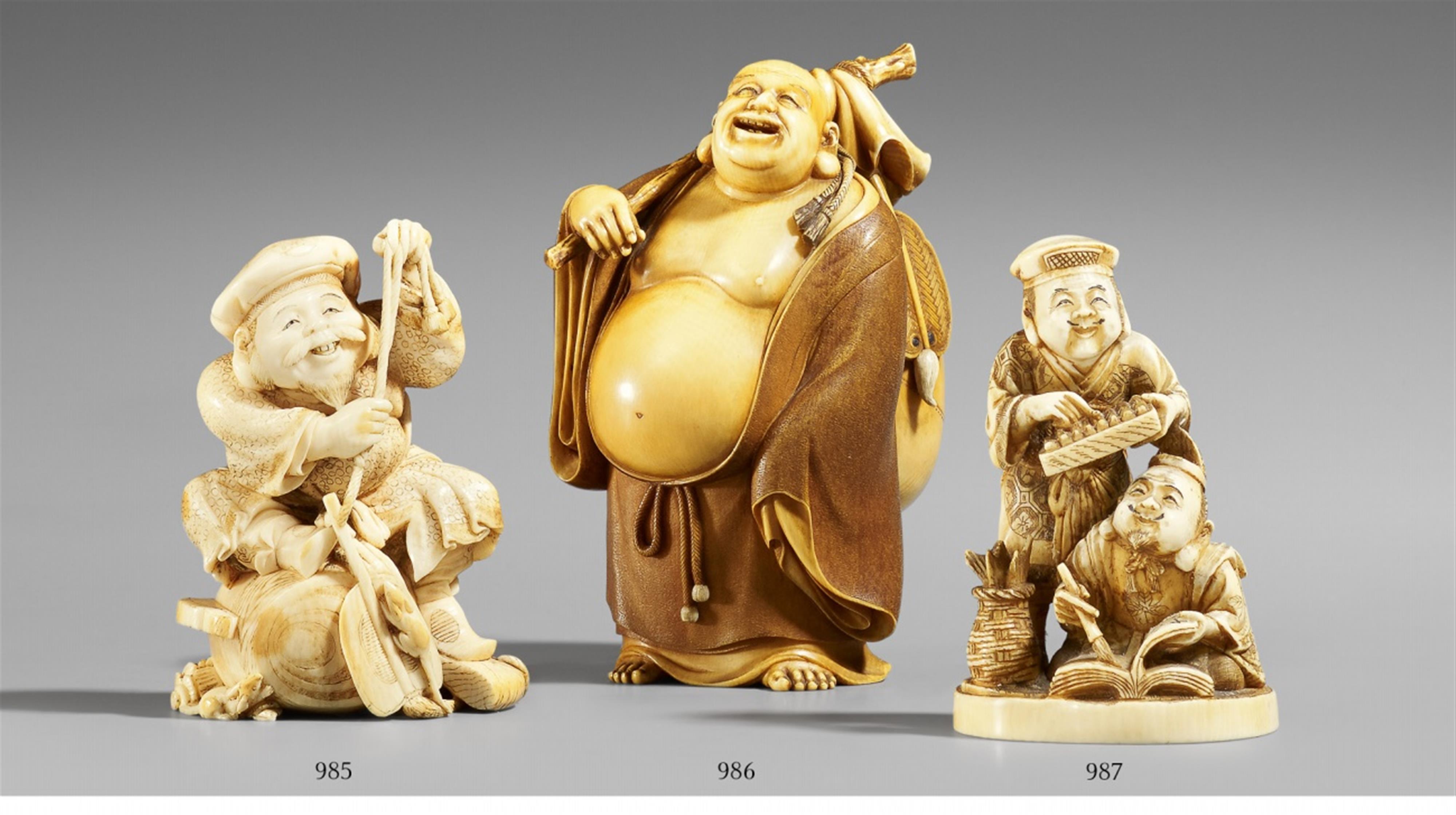 A stained ivory okimono of a laughing Hotei. Early 20th century - image-1